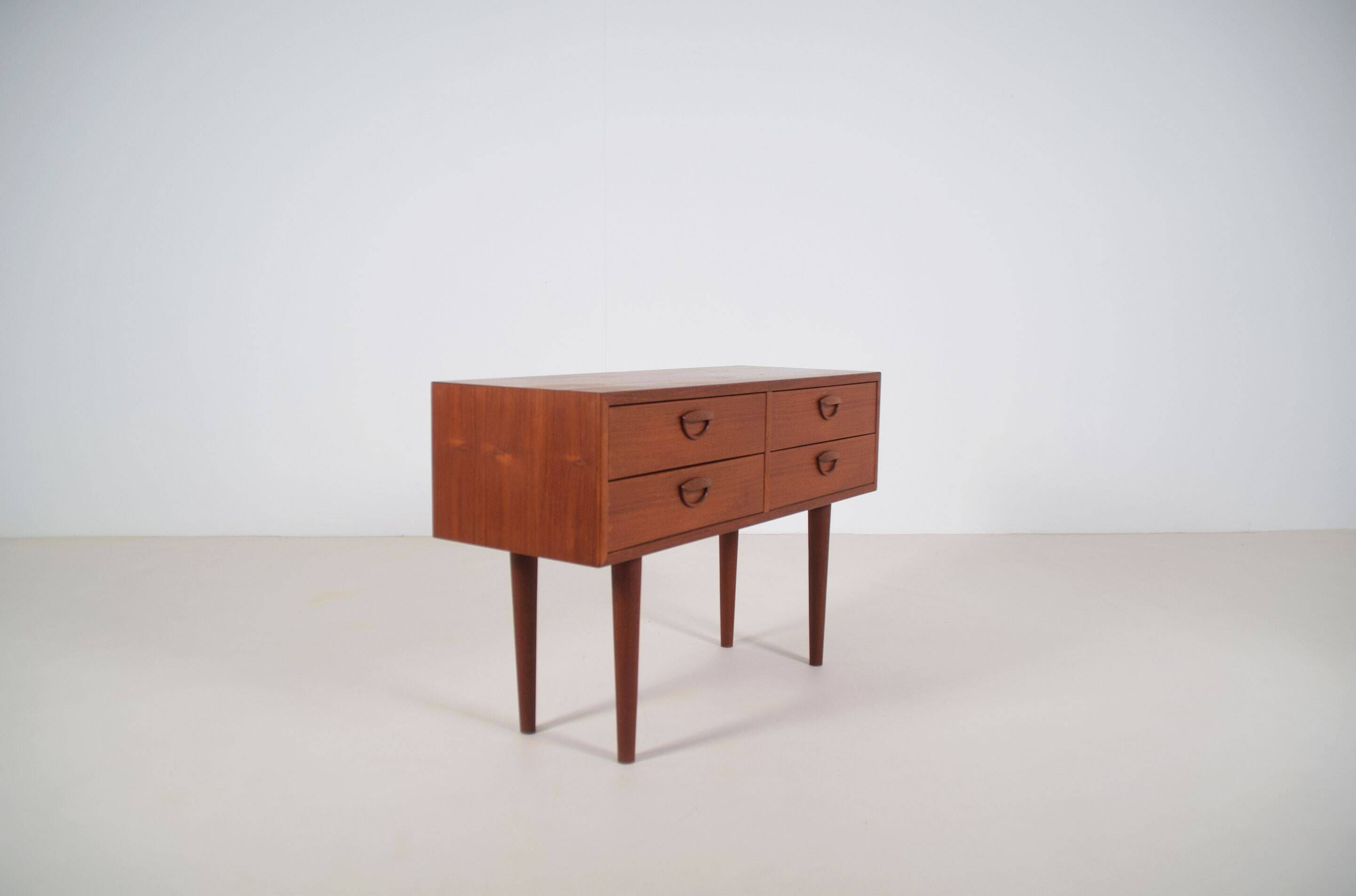 Commode danoise conçue par Kai Kristiansen pour FM Mobler, années 1960.