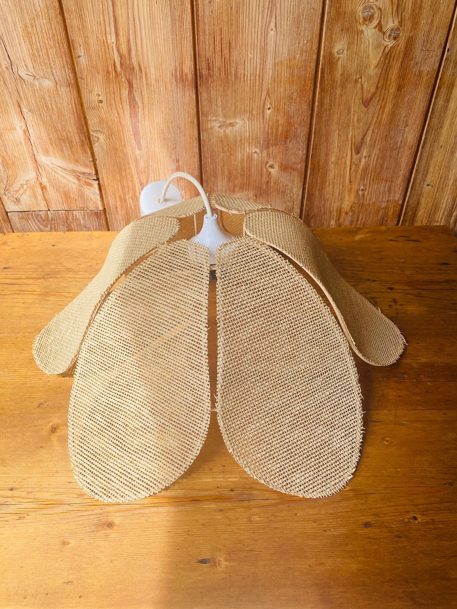 Suspension fleur rotin vintage