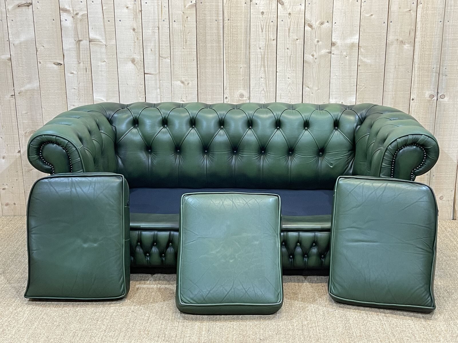 Chesterfield sofa in green leather 3 places from the 80s
