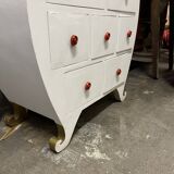 Commode blanche arrondie avec multiples tiroirs