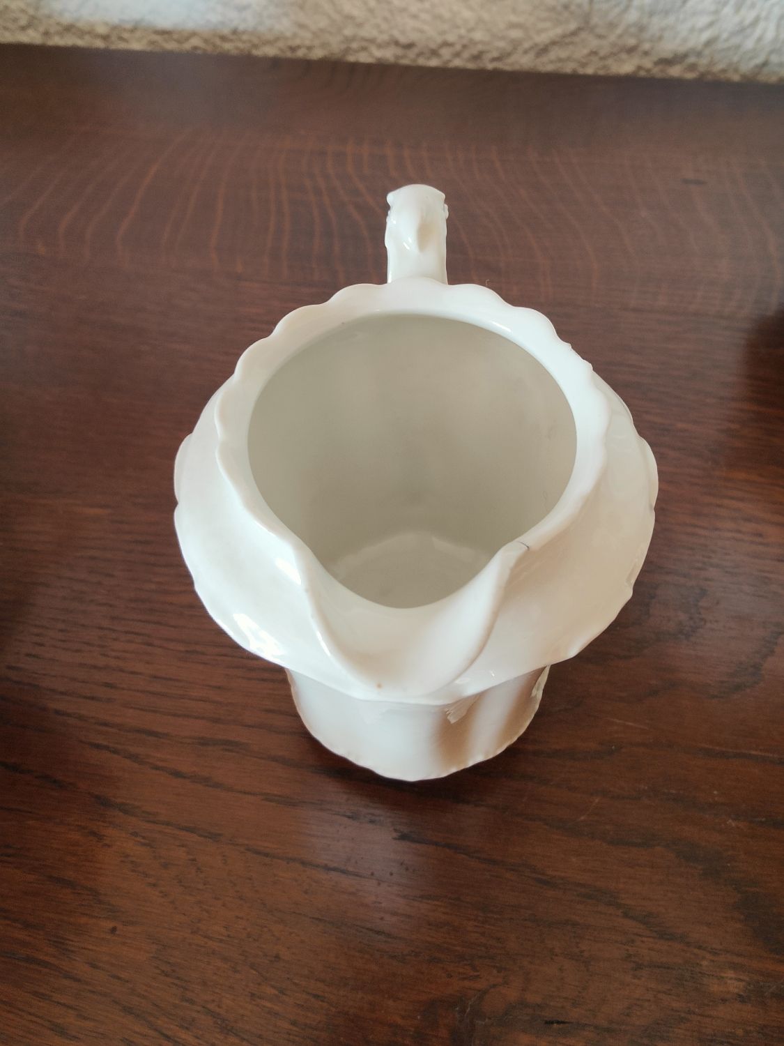 Limoges porcelain coffee maker in Haviland, white milk pot and sugar bowl decorated with leaves