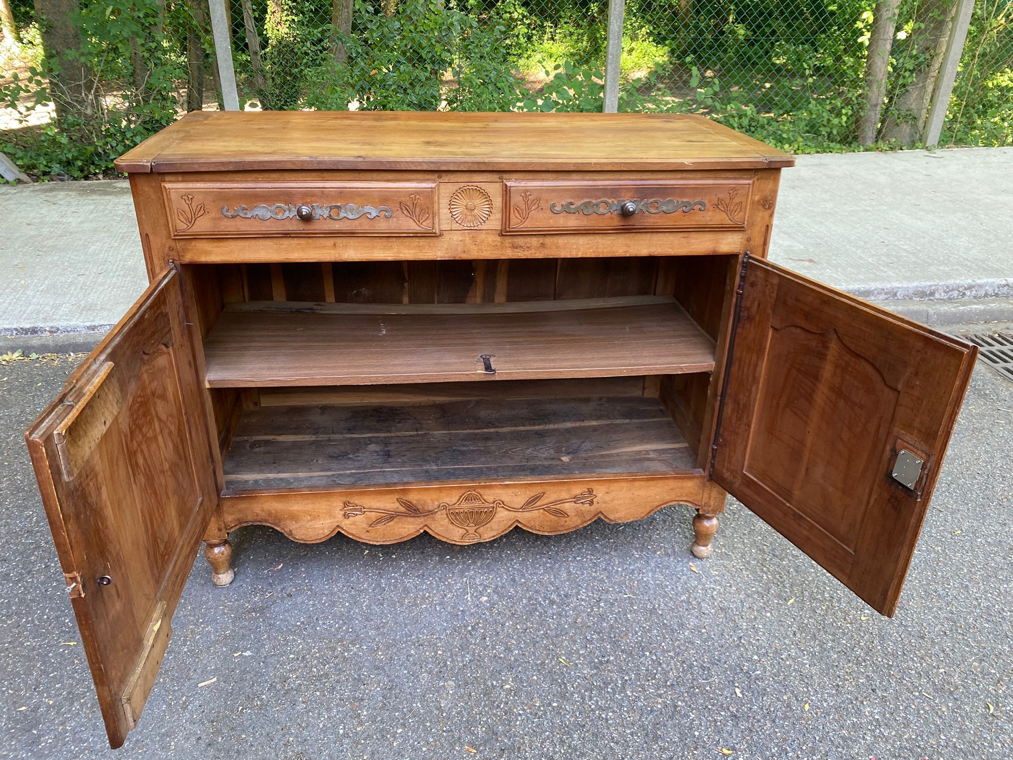 Louis XV buffet in light solid walnut from the 19th century.