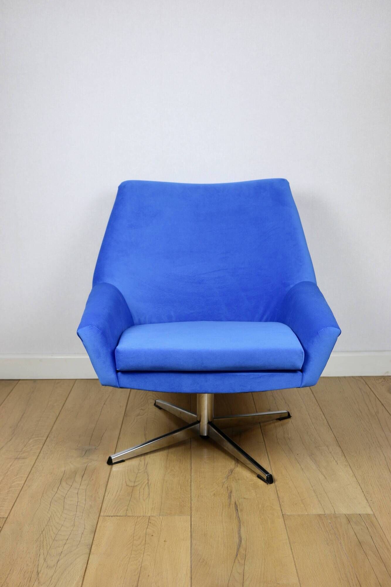 Vintage swivel armchair from DDR blue cornflower velvet from the Jade series