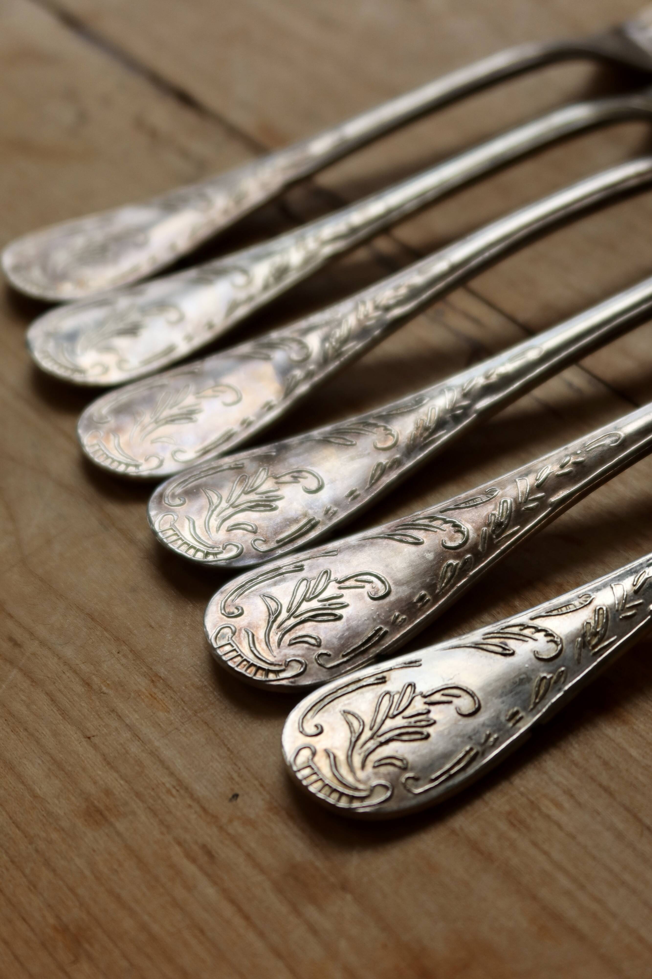 Antique silver plated mismatched cutlery - Forks and knives