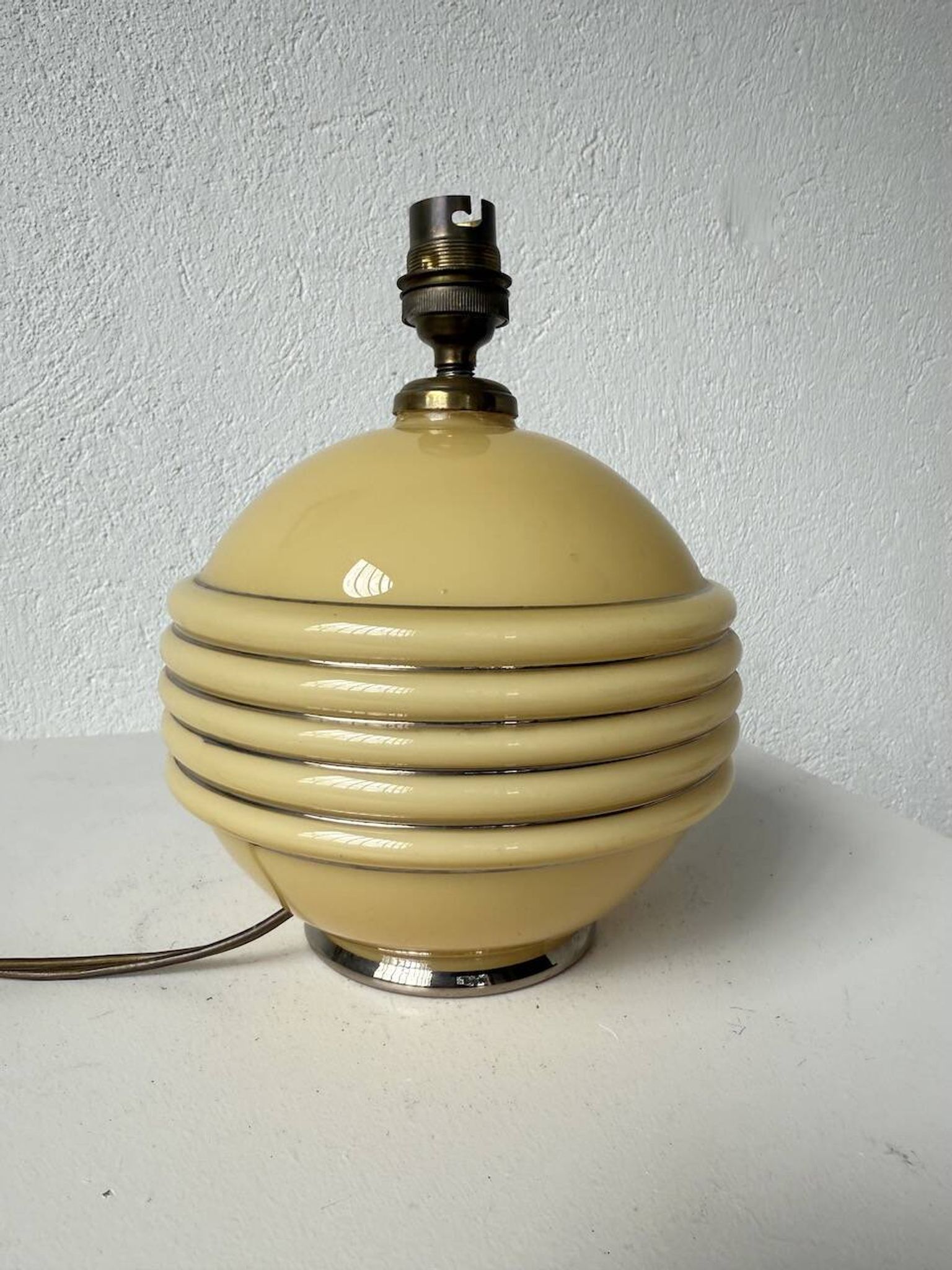 Lampe de table opaline Art Déco tchécoslovaquie