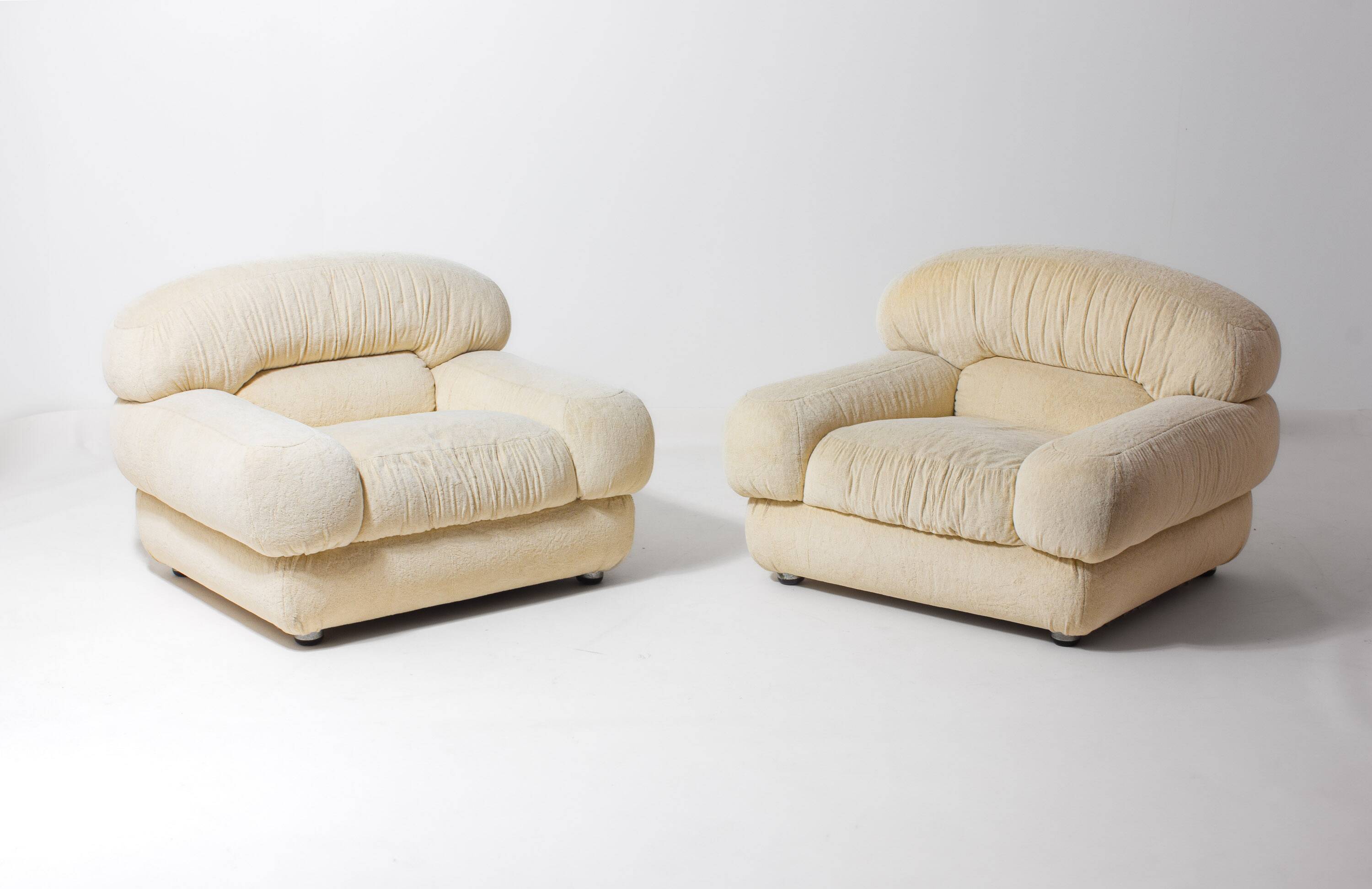 Elegant Italian lounge chairs in cream coloured fabric, 1970s