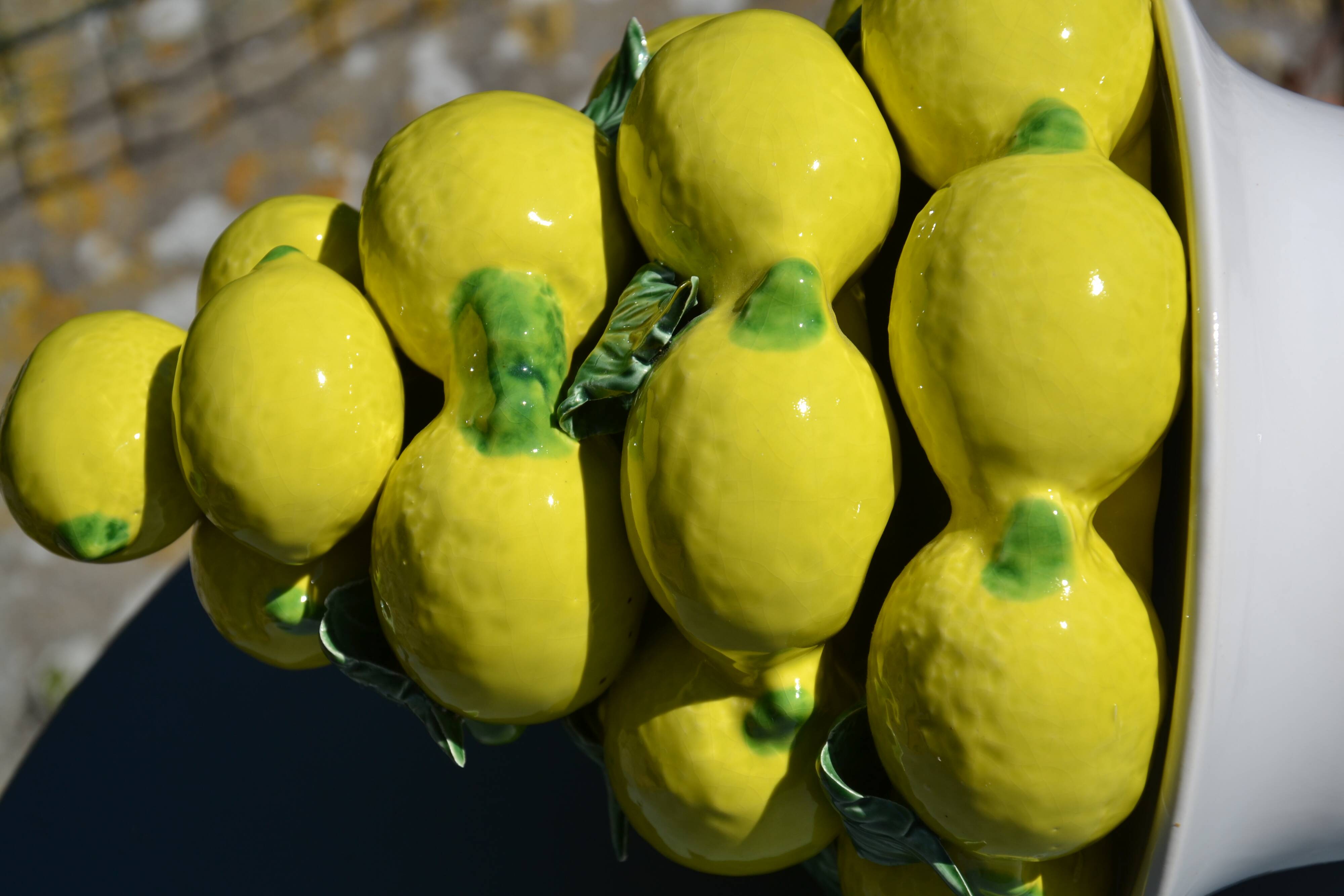 Centrepiece lemons/large fruit bowl in majolica