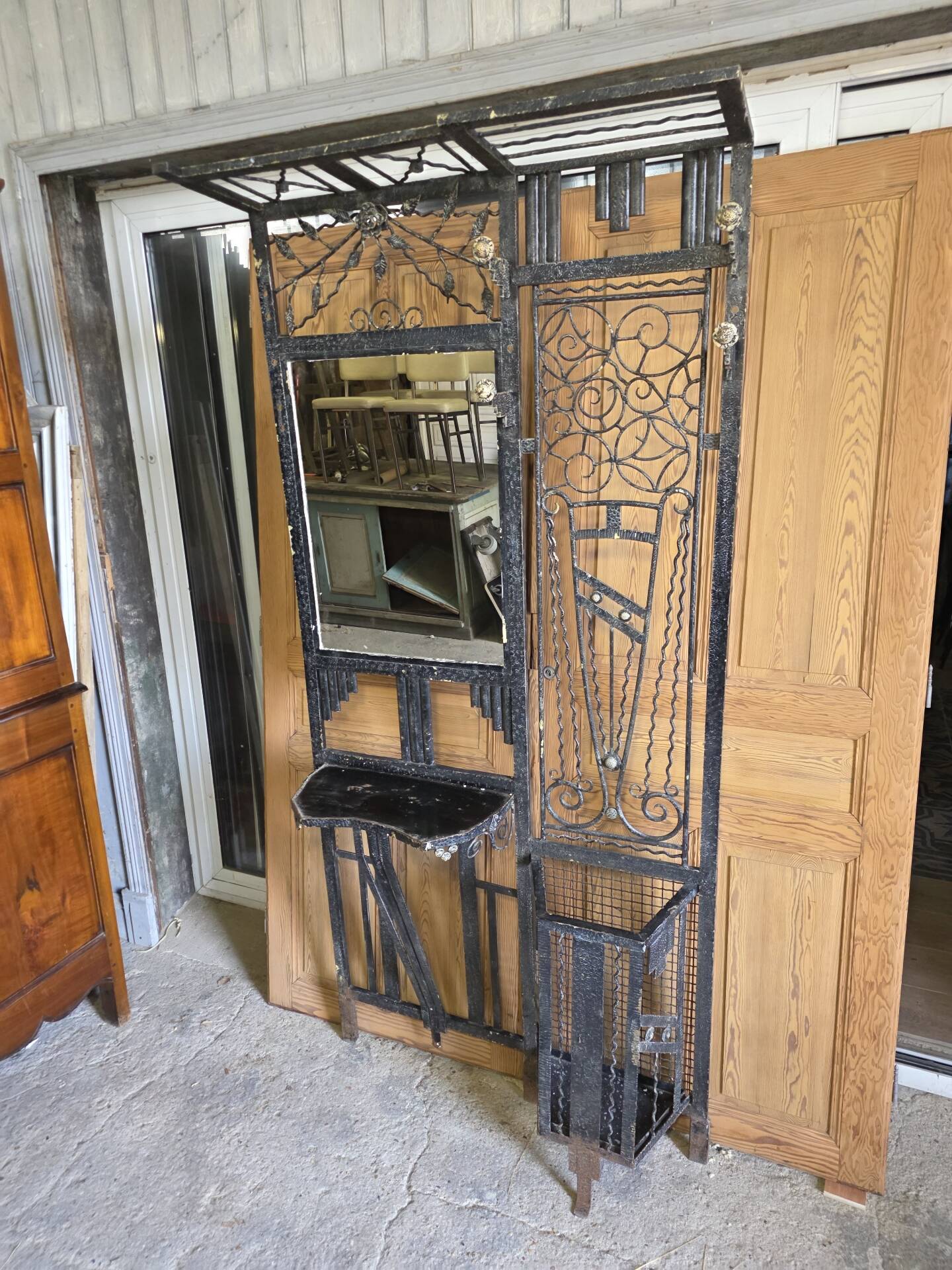 Art Deco coat rack wardrobe in wrought iron from the 1930s.