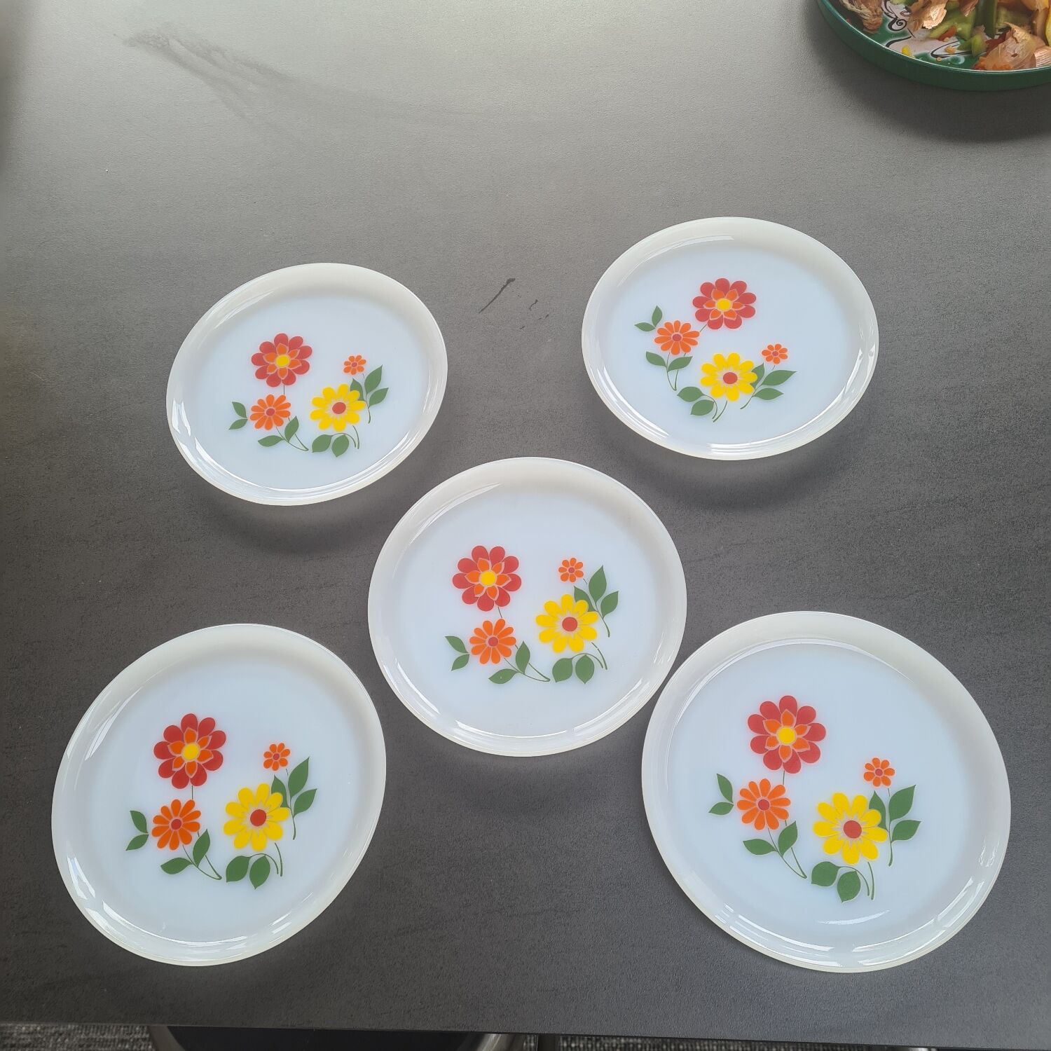 5 Arcopal plates flower decoration