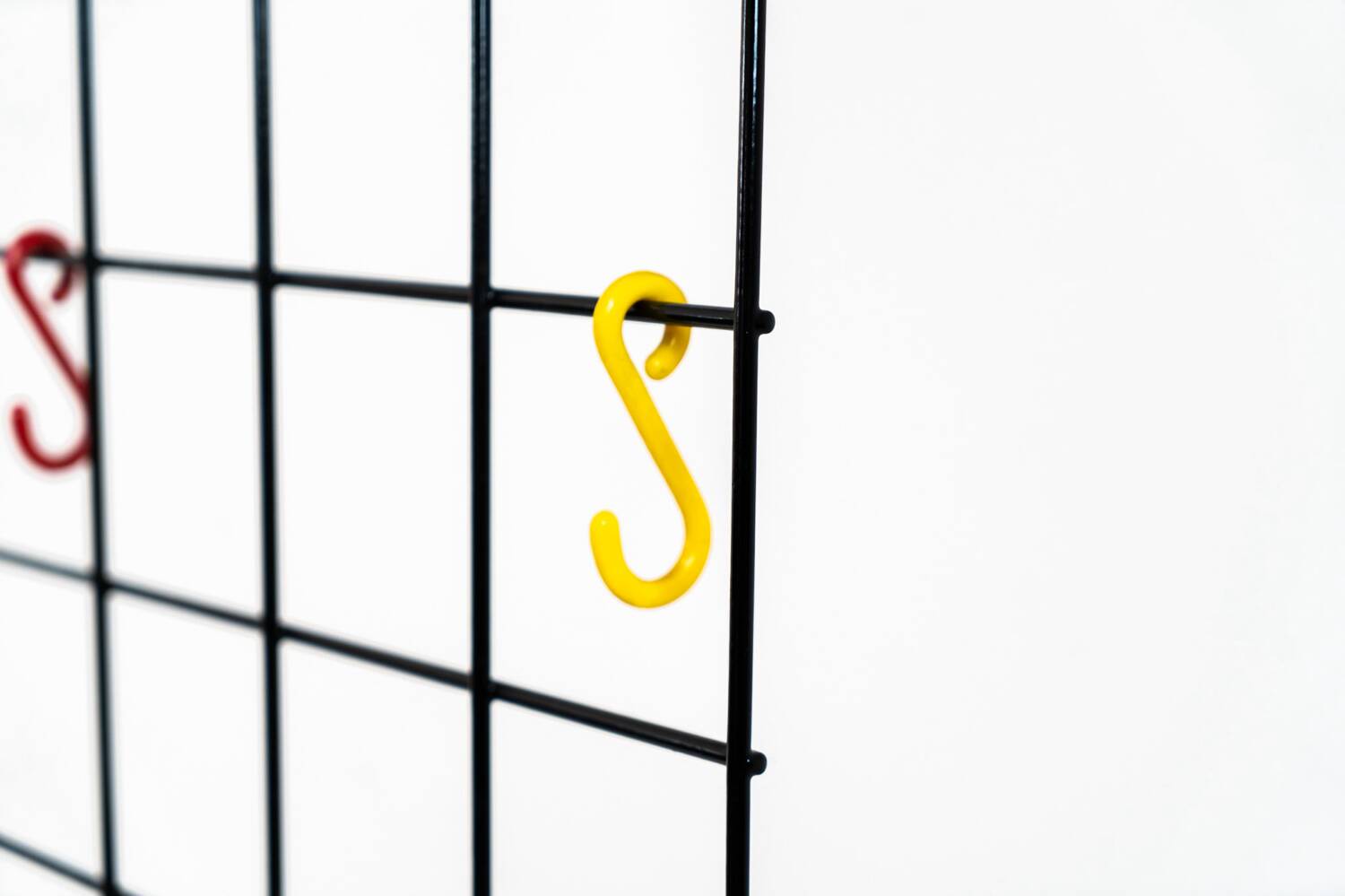 Porte-manteau mural en fil métallique par Karl Fichtel pour Drahtwerke Erlau (Allemagne, années 1950).