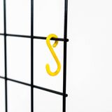 Porte-manteau mural en fil métallique par Karl Fichtel pour Drahtwerke Erlau (Allemagne, années 1950).