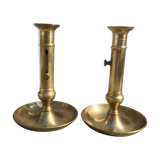 Paire de bougeoirs anciens en laiton à poussoir