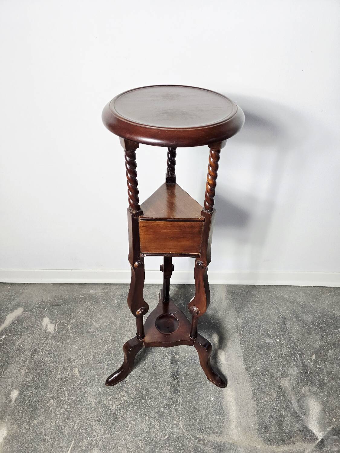 Elegant Victorian Mahogany Plant Stand / Side Table