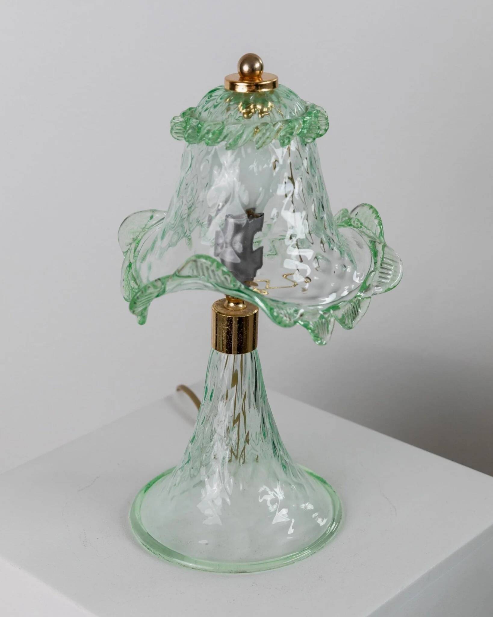 Murano Glass Table Lamp in Delicate Green, Wavy Shade, Italian 1980s Design – Elegant Bedside Decor