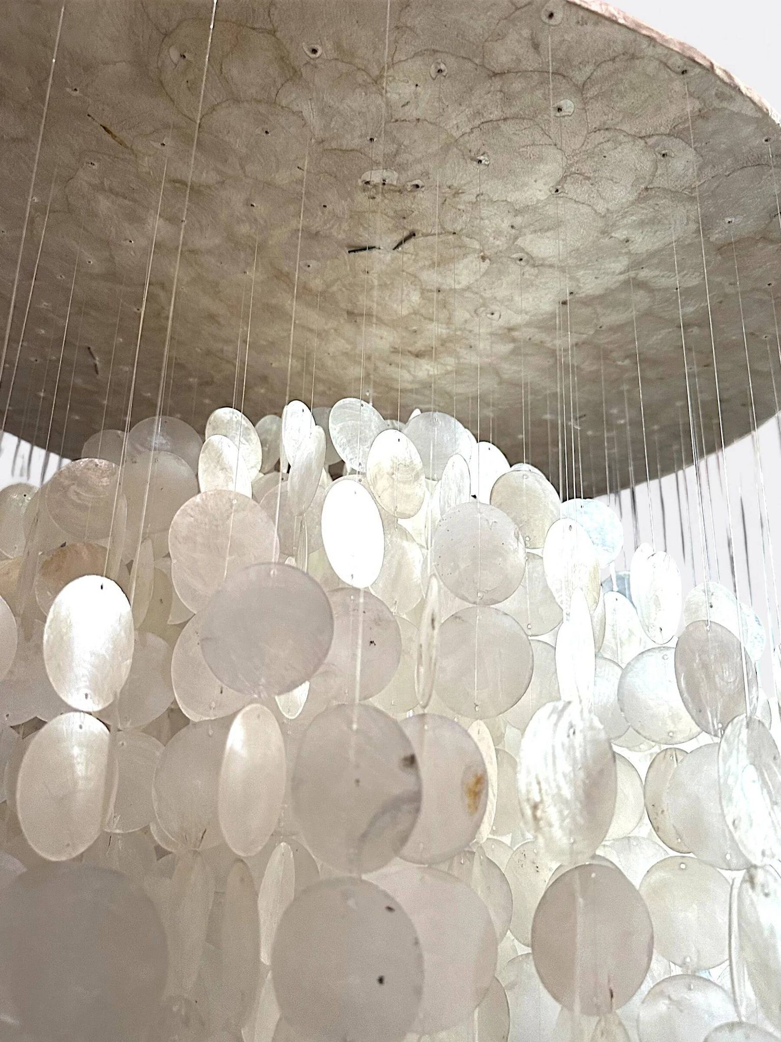 Grand Balinese artisanal chandelier in mother-of-pearl - Terrah