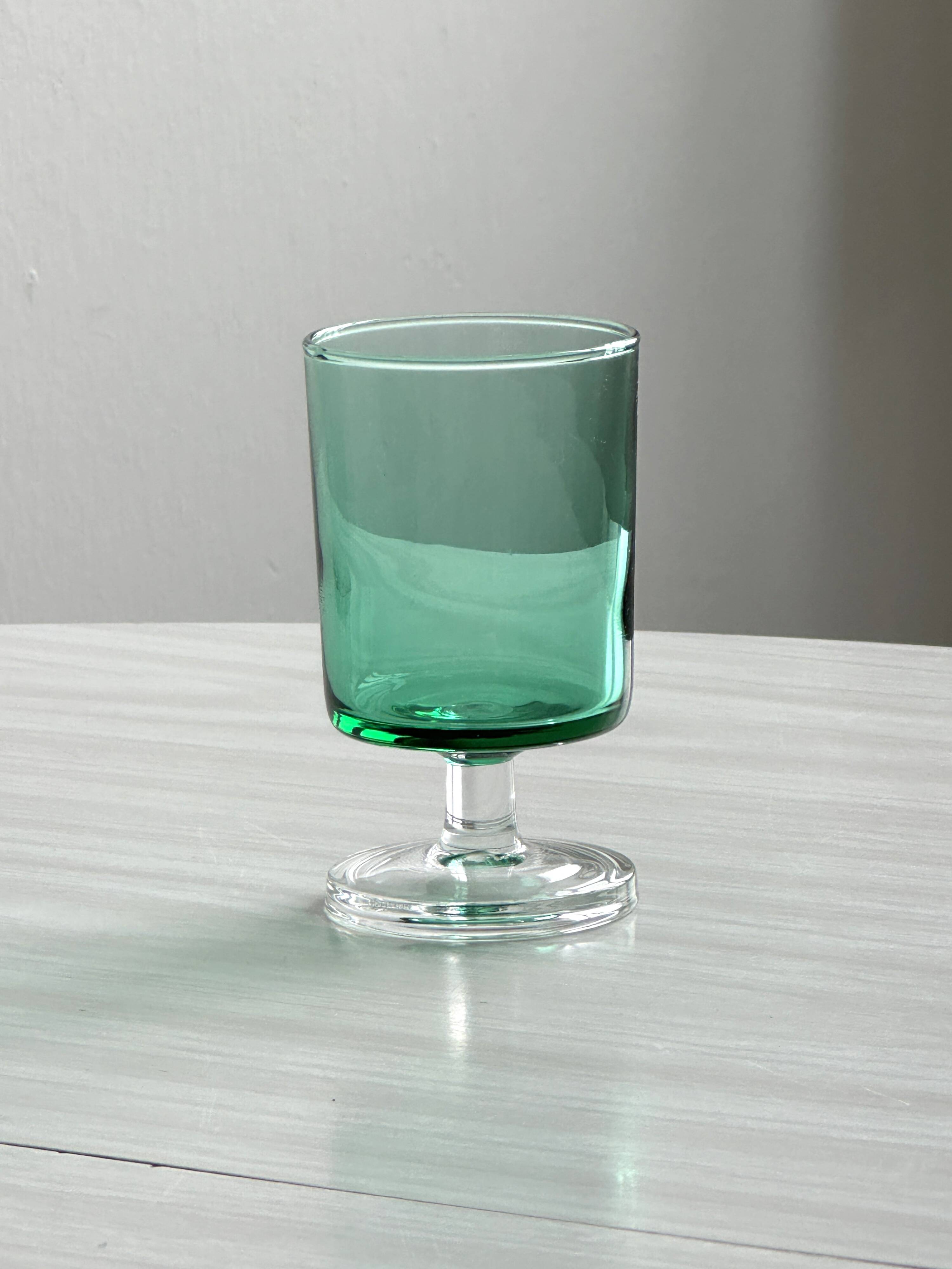 Verres à liqueur translucide vert.