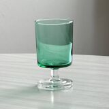 Verres à liqueur translucide vert.