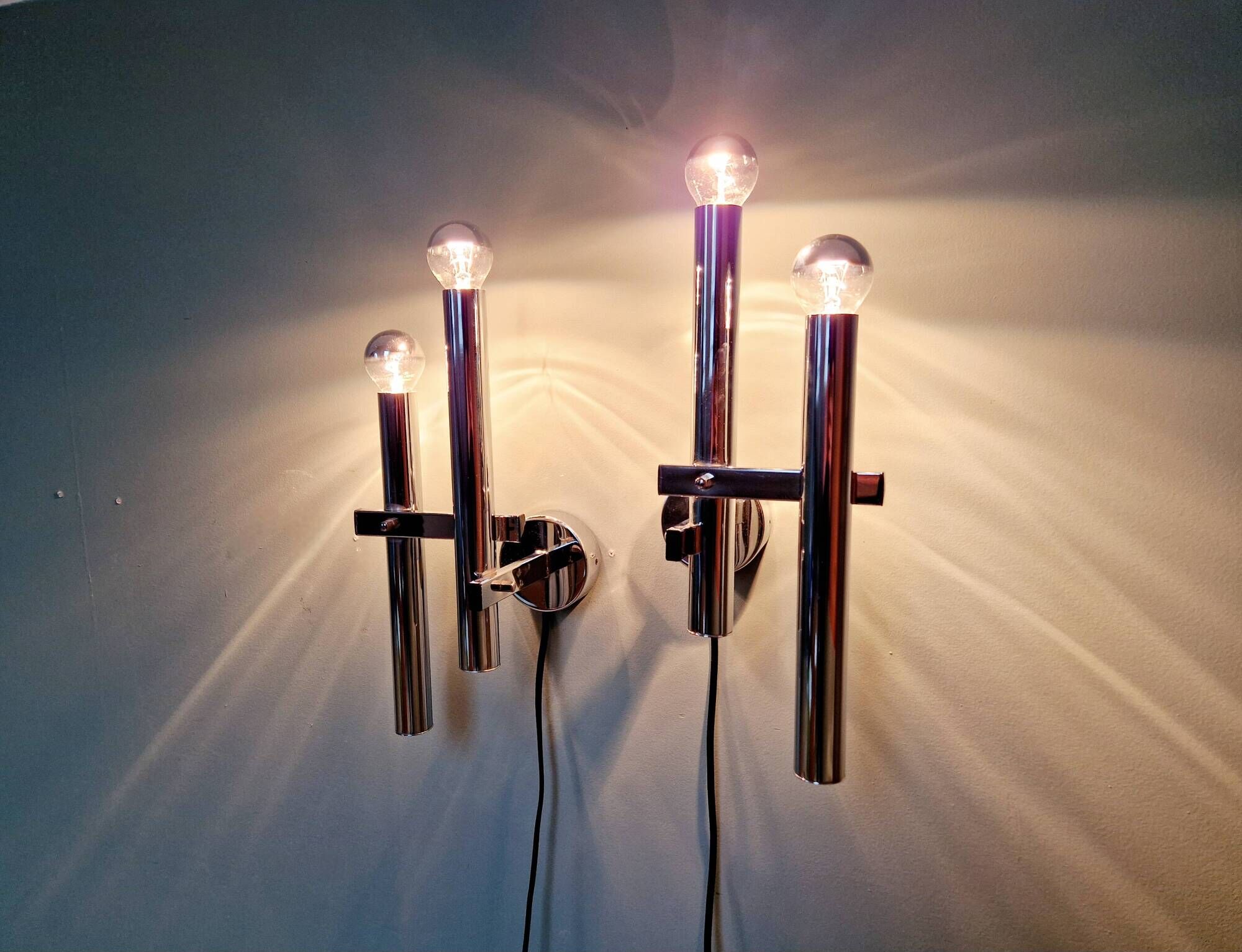 Pair of chromed metal wall lights, design Gaetano Sciolari, 1970s