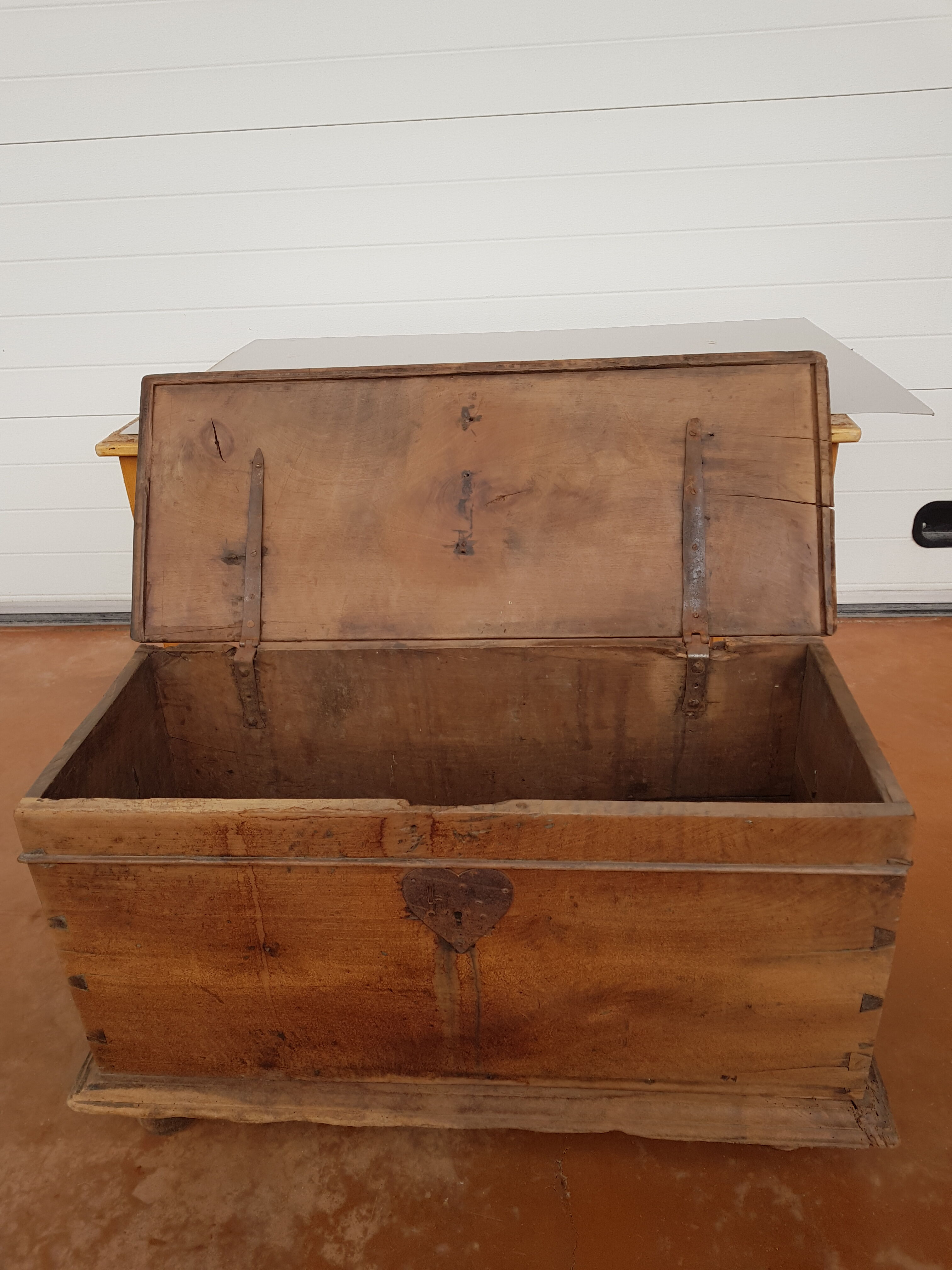 Walnut chest late 18th Century