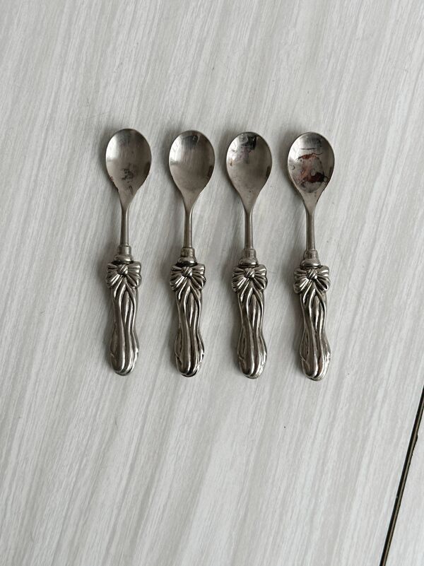 Petites cuillères anciennes motif nœud en métal