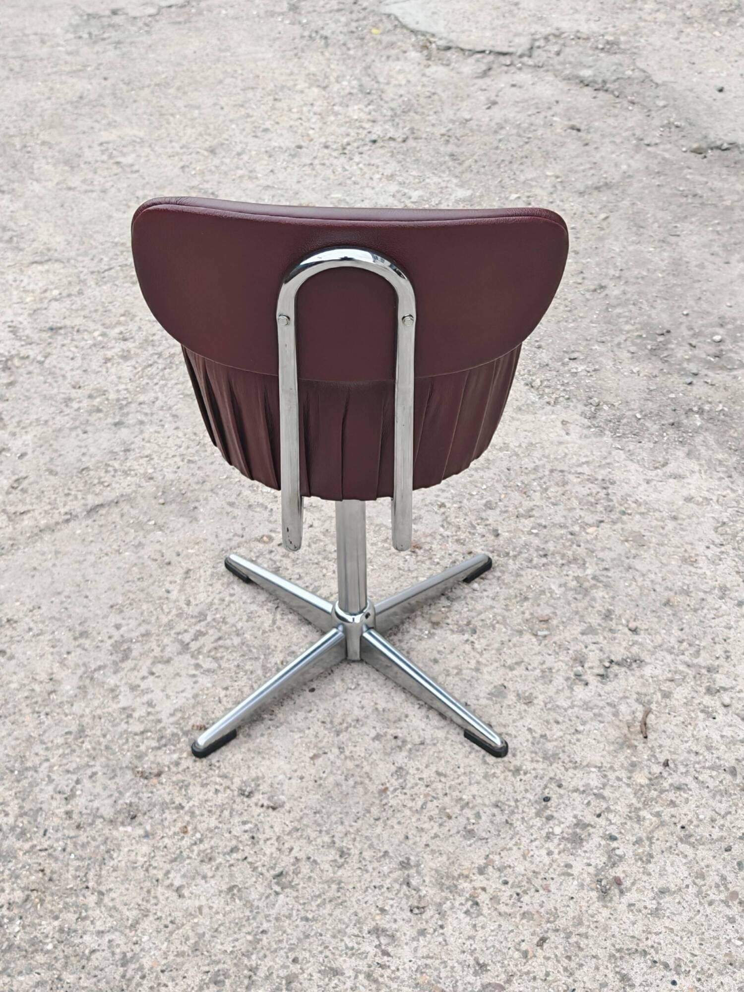 Set of 4 Mid Century Modern swivel chairs in tubular steel and leather.