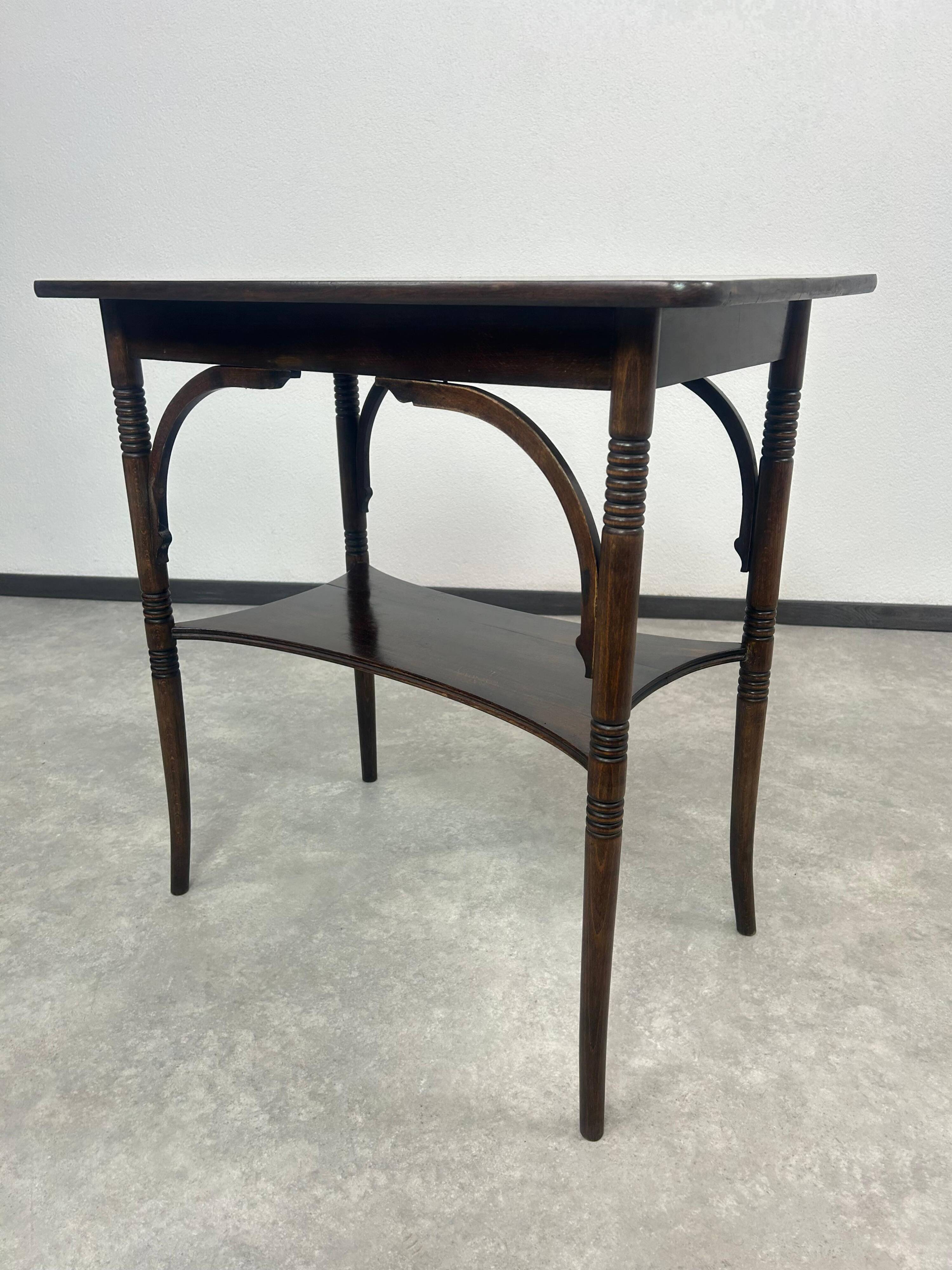 Occasional table Jugendstil no.31 by Thonet