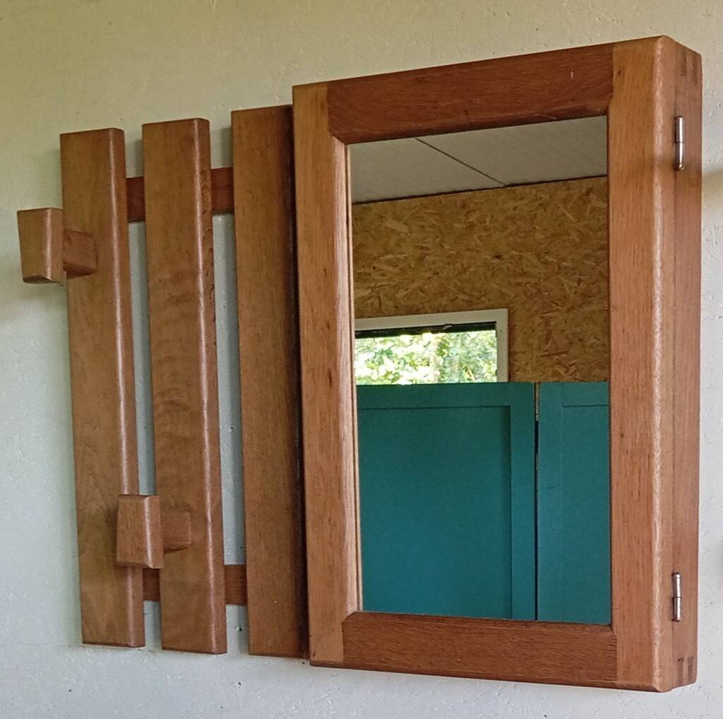 Wall-mounted wardrobe in solid oak