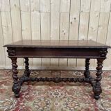 Bureau plat de style Louis XIII en chêne à deux tiroirs