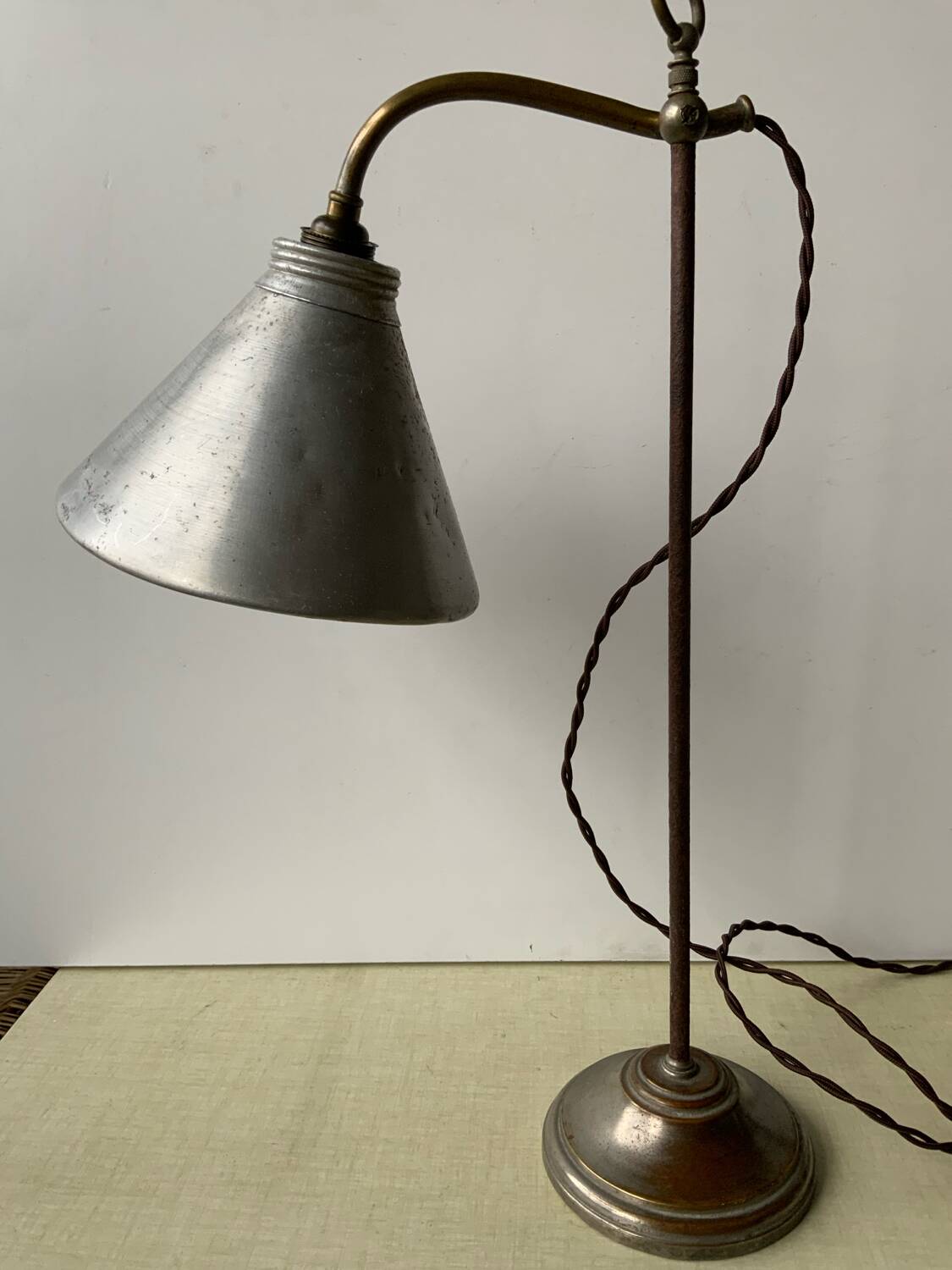 Desk lamp