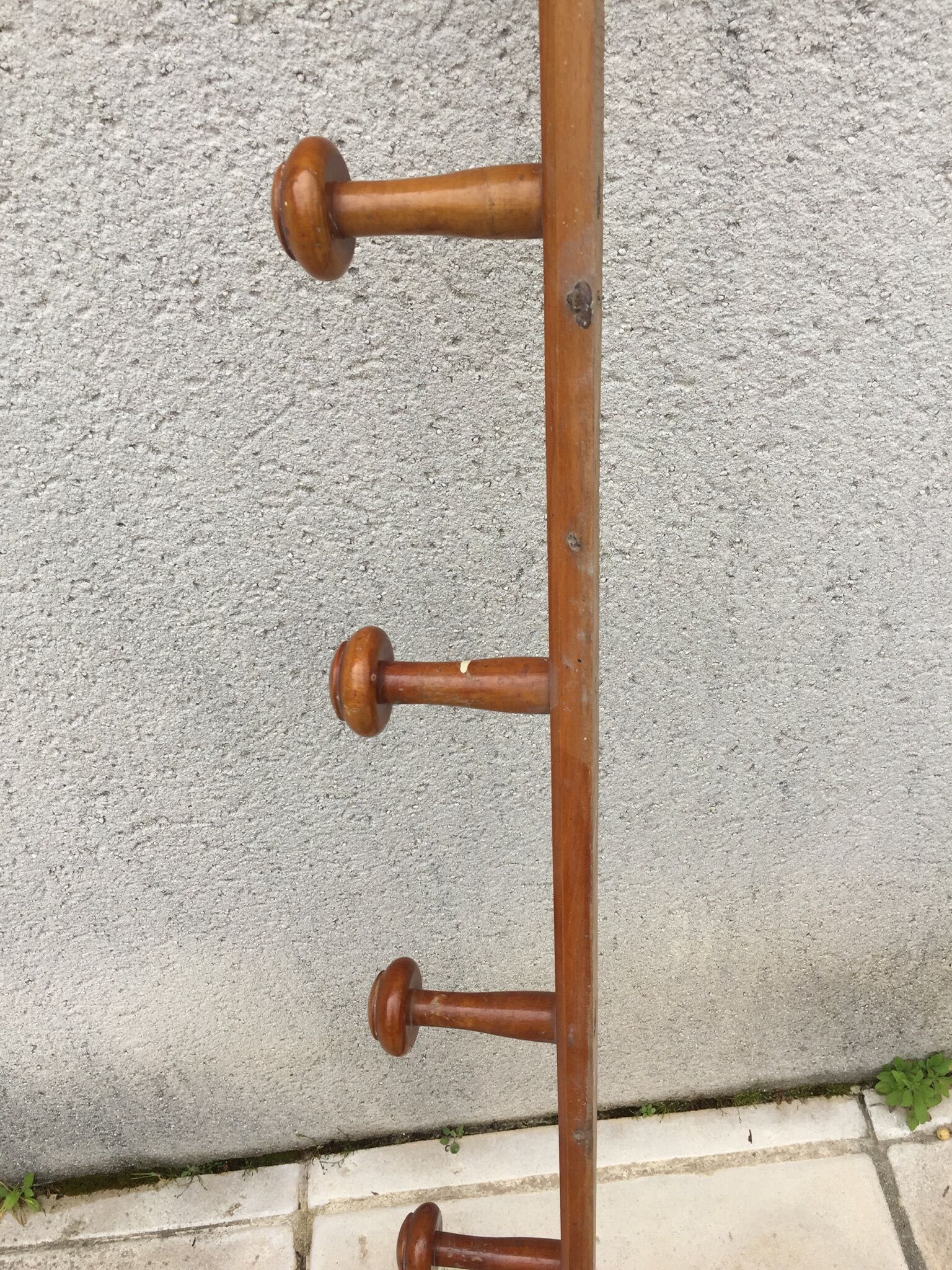 Longue patère en bois