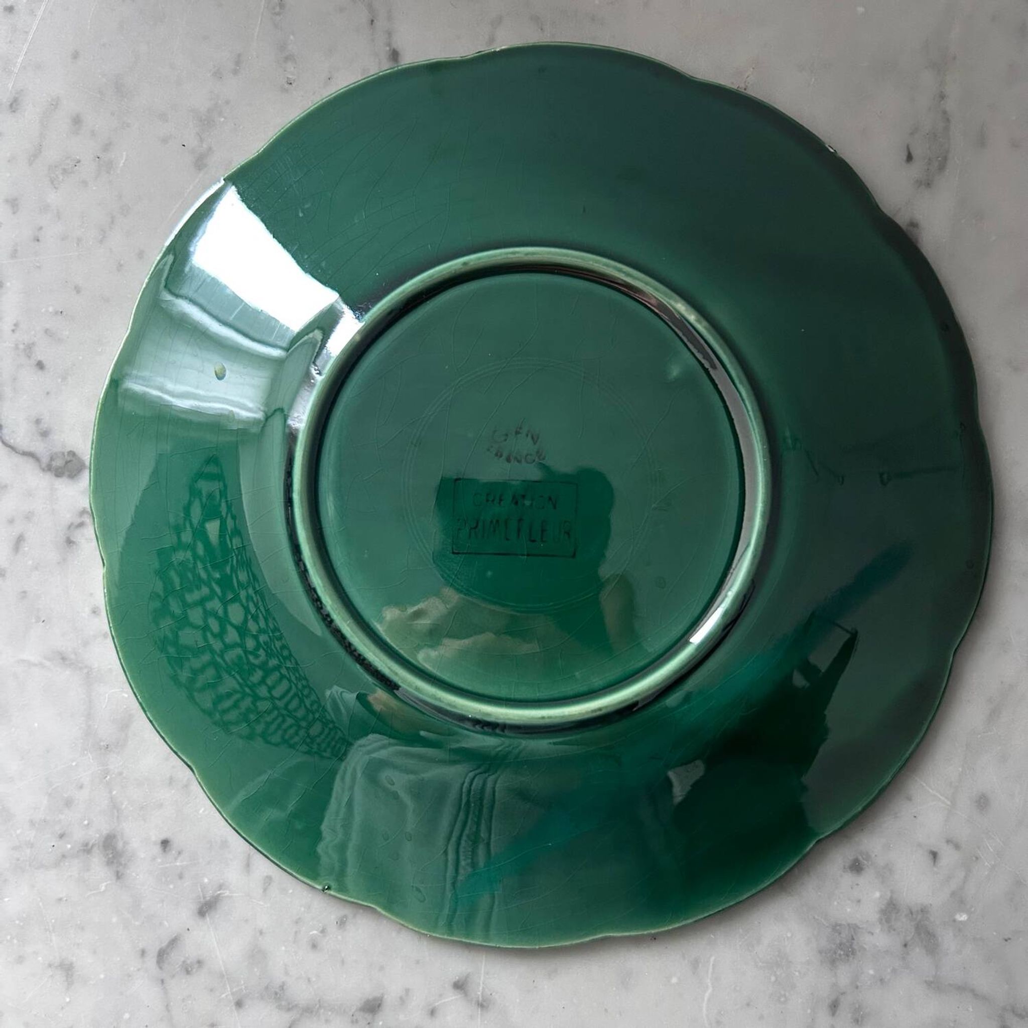 Dish in slipware with vine leaves