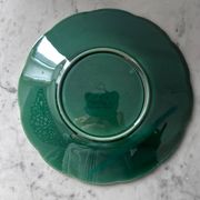 Dish in slipware with vine leaves