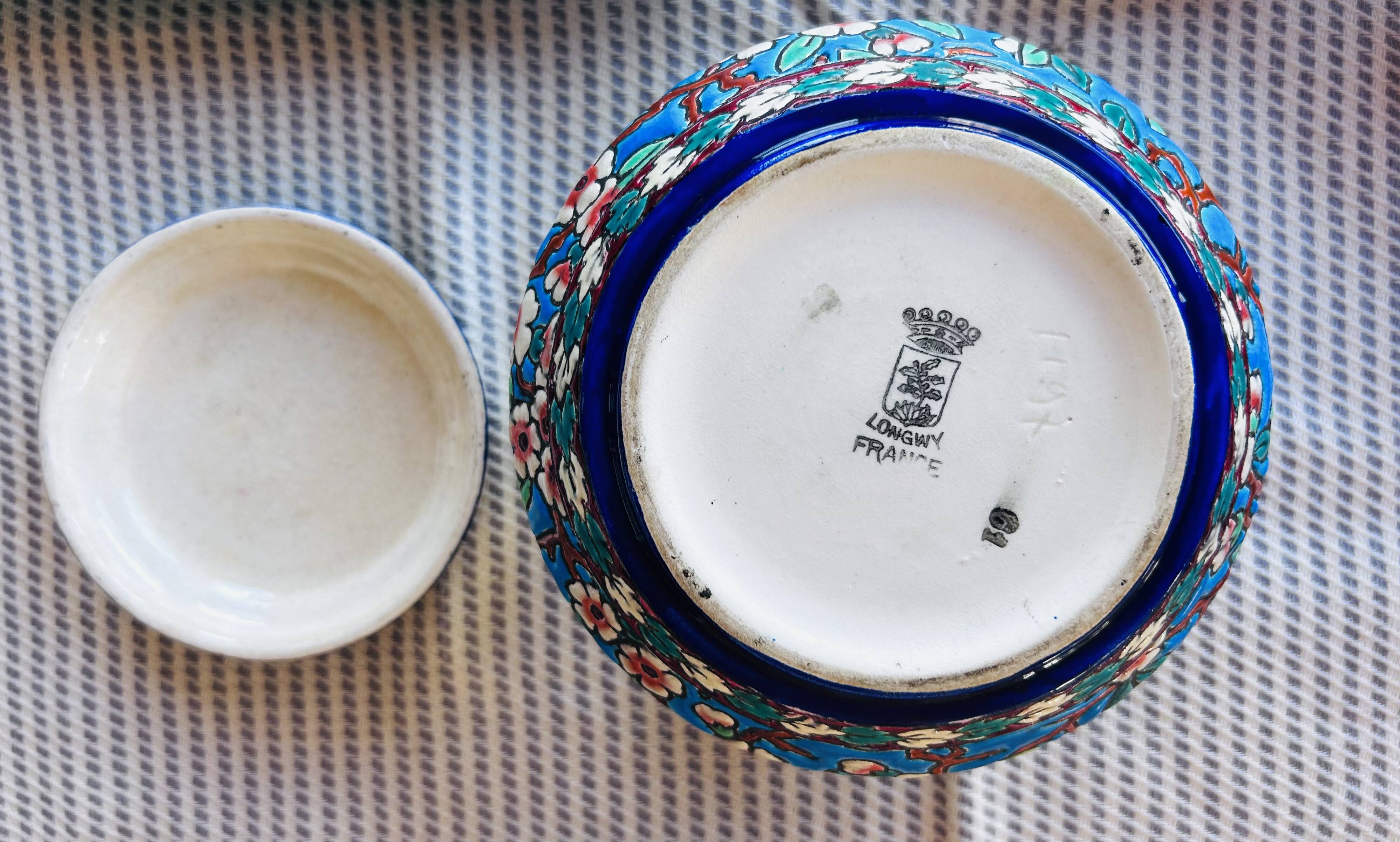 Complete set of Longwy earthenware.