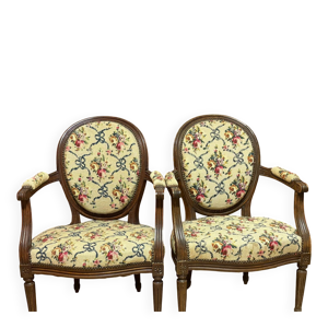 Paire de fauteuils brodés
