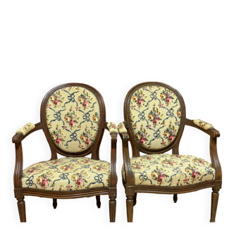 Paire de fauteuils brodés