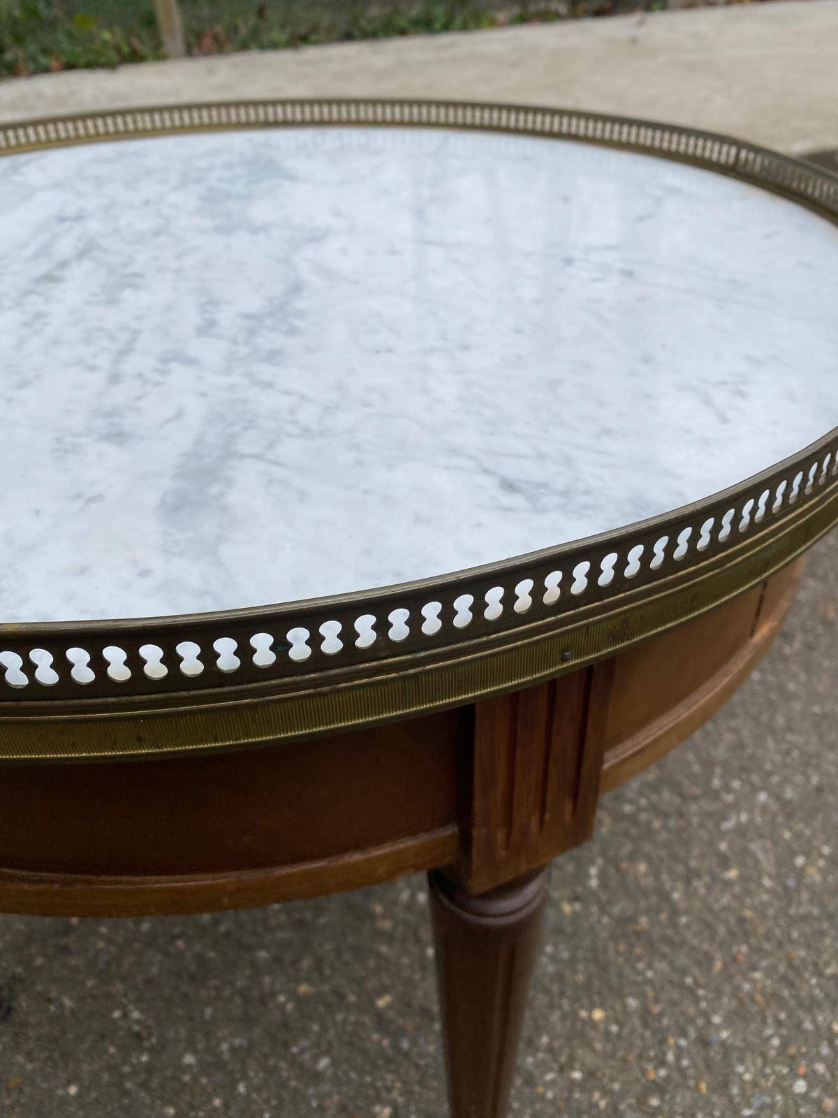 Table basse Bouillotte ronde Louis XVI en bois massif et marbre doré