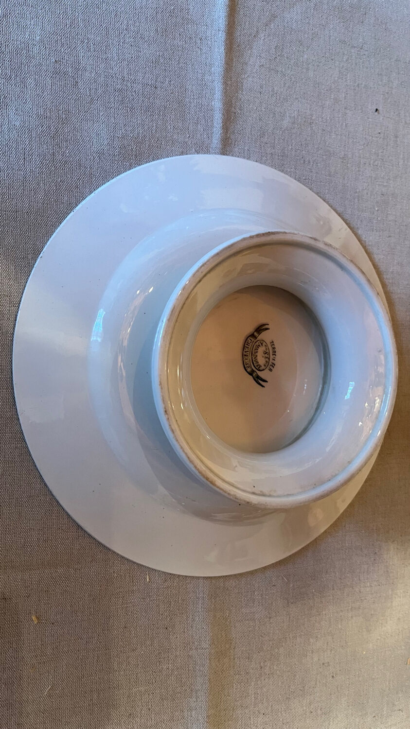 Iron earth stand cup