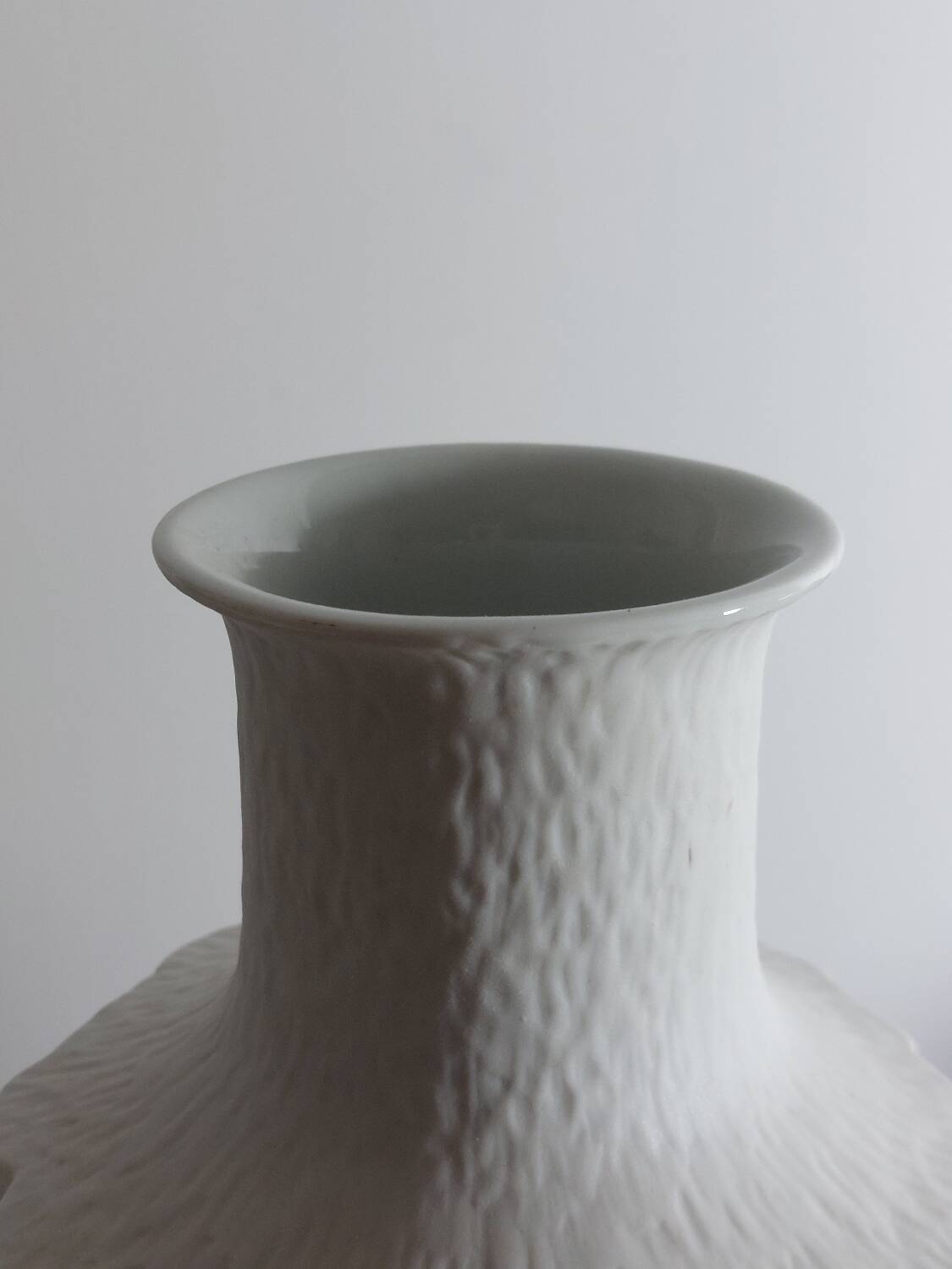 Vase en biscuit de porcelaine Bareuther, milieu XXème