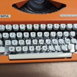Machine à écrire Olympia traveller de luxe orange révisé et ruban neuf
