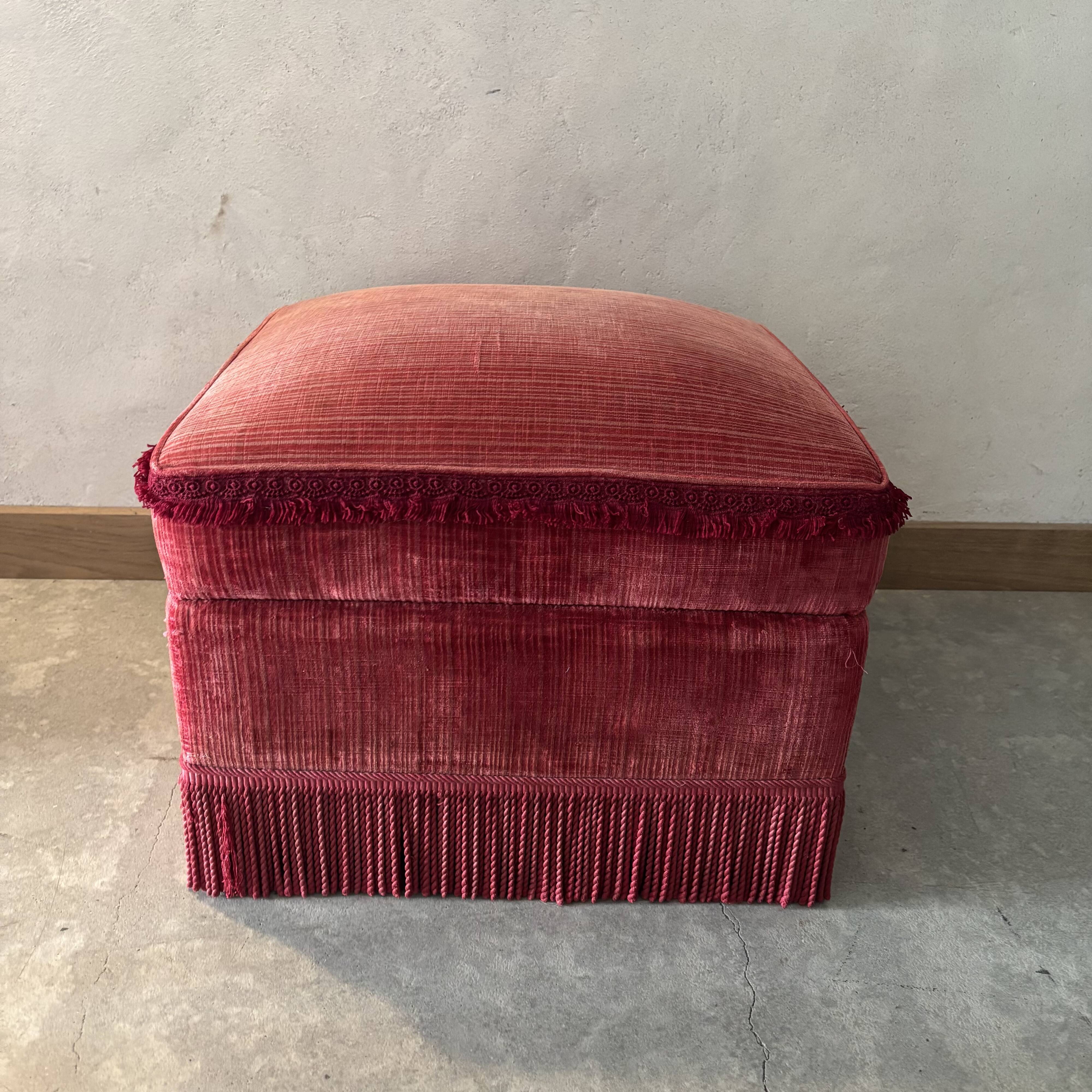 Vintage pouf in red fabric