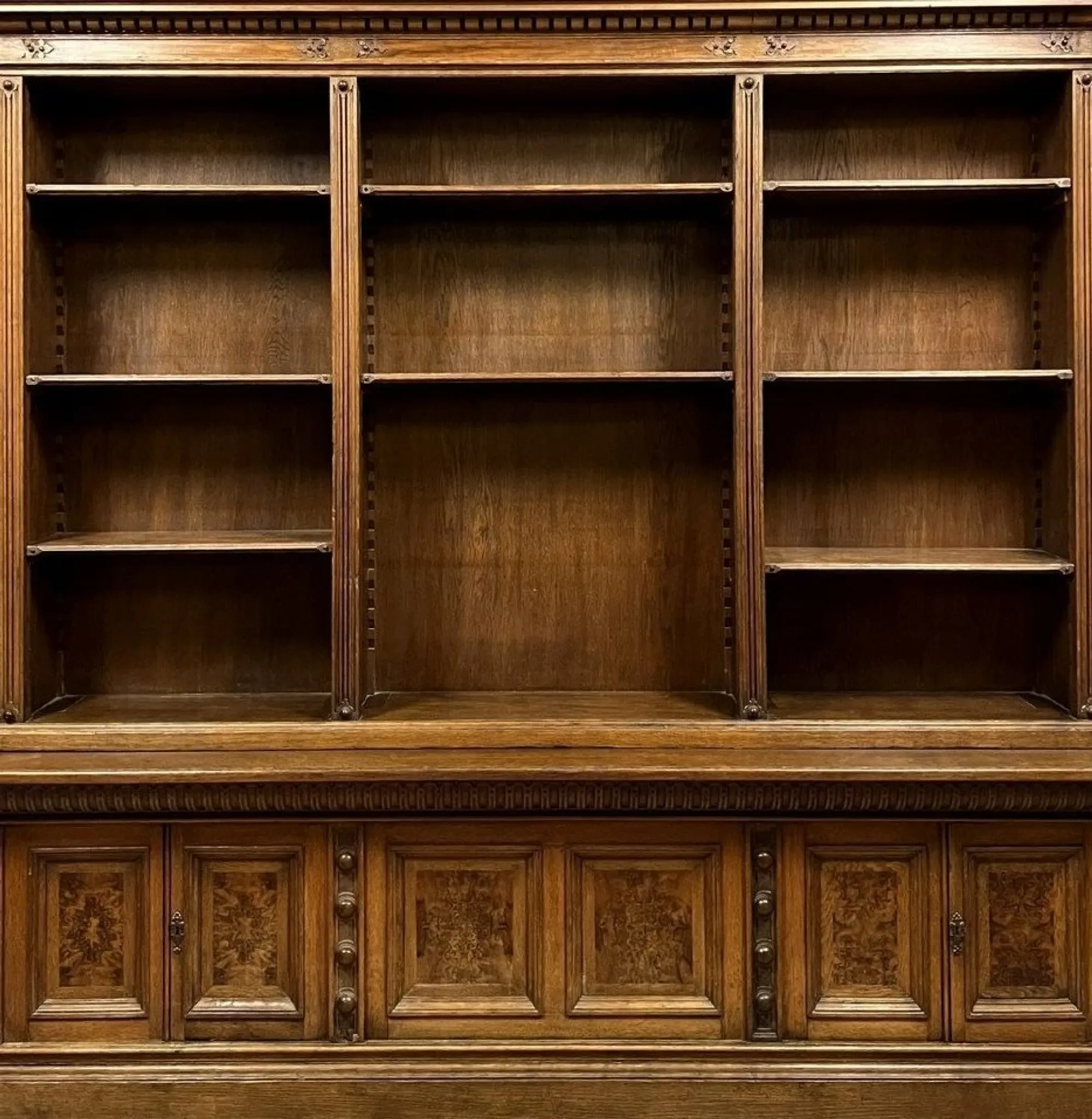 Important double-sided display case – Renaissance style – Walnut and burl