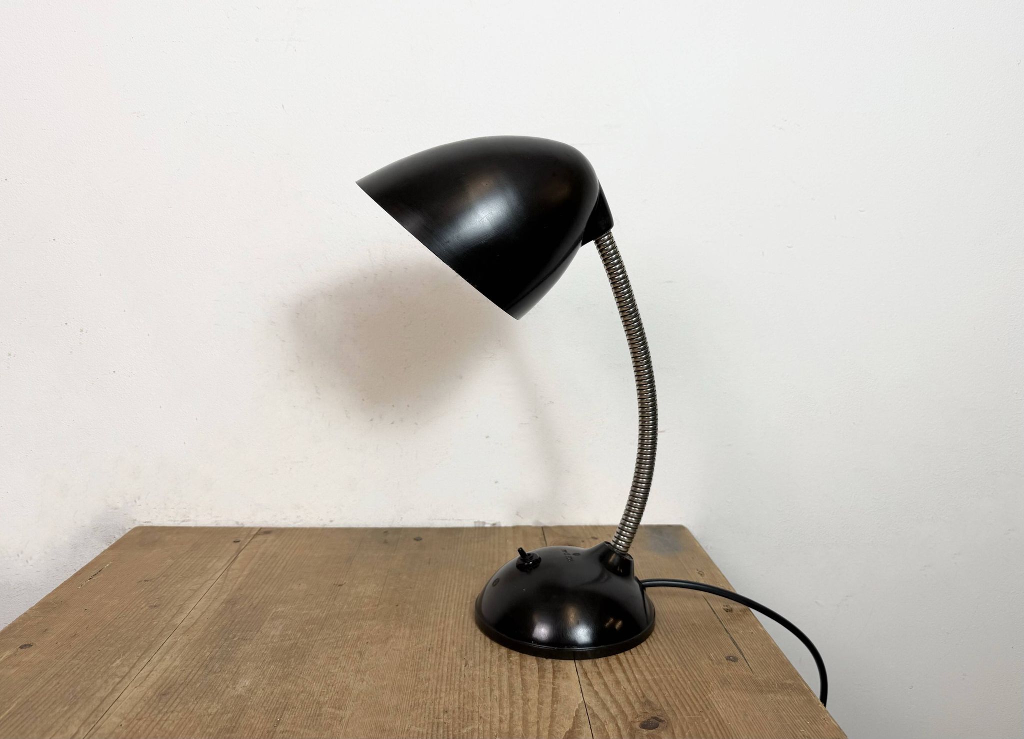 Lampe de table vintage en bakélite marron à col de cygne, années 1950