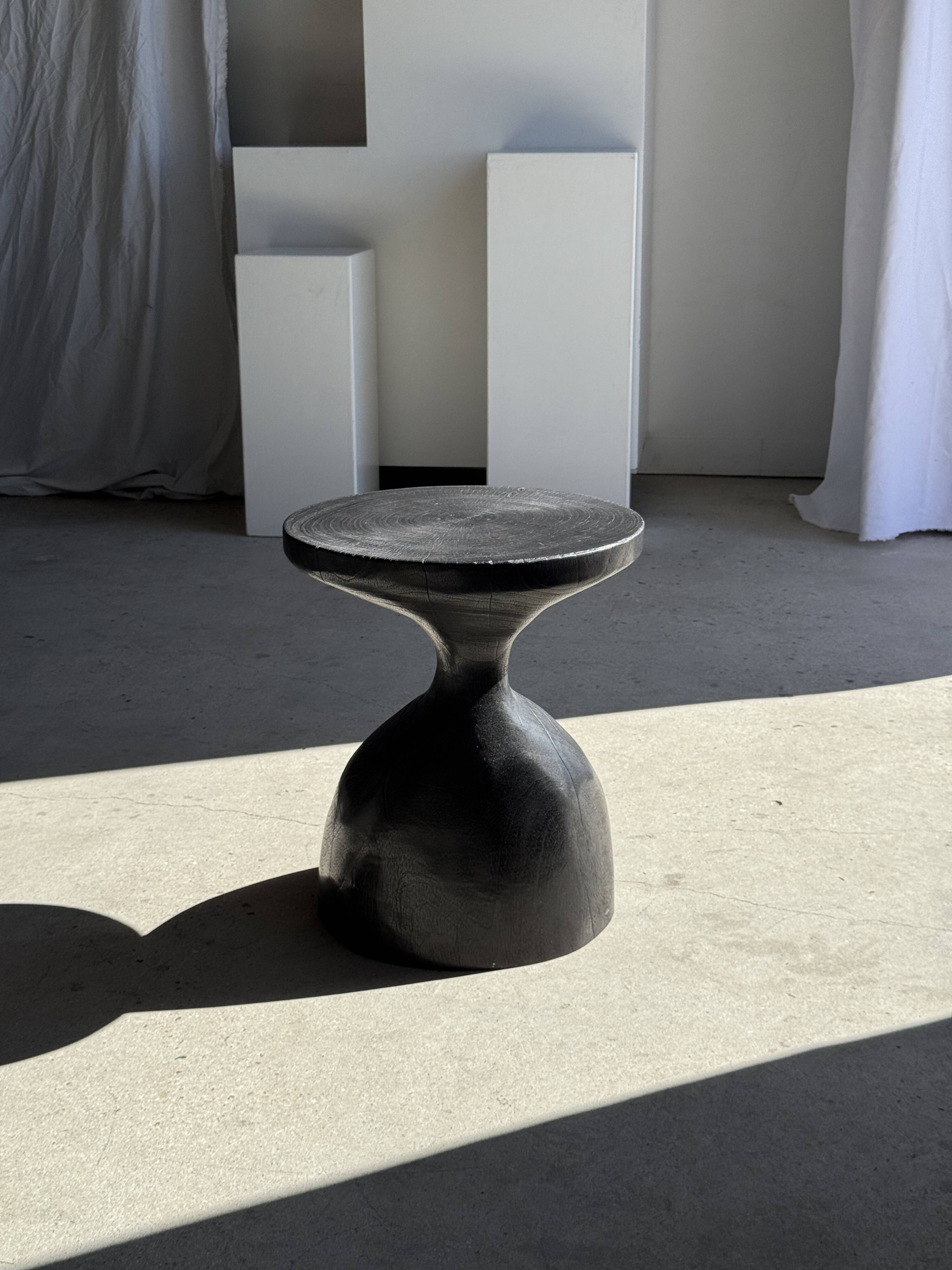 Sexy Neck - Solid wood side table (monoxyle) in organic shape colour