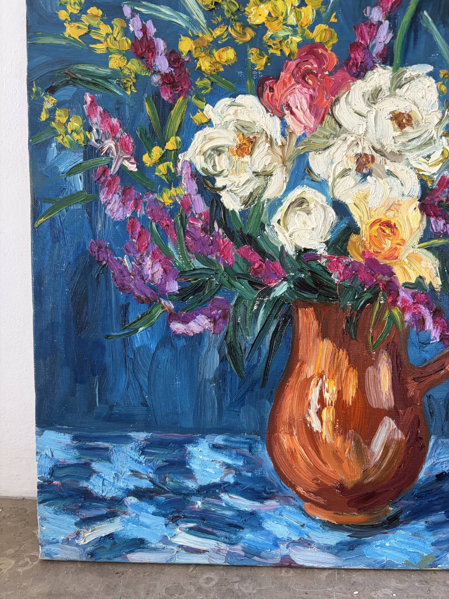 Bouquet on a blue background, oil on canvas signed Gisèle Renaut.