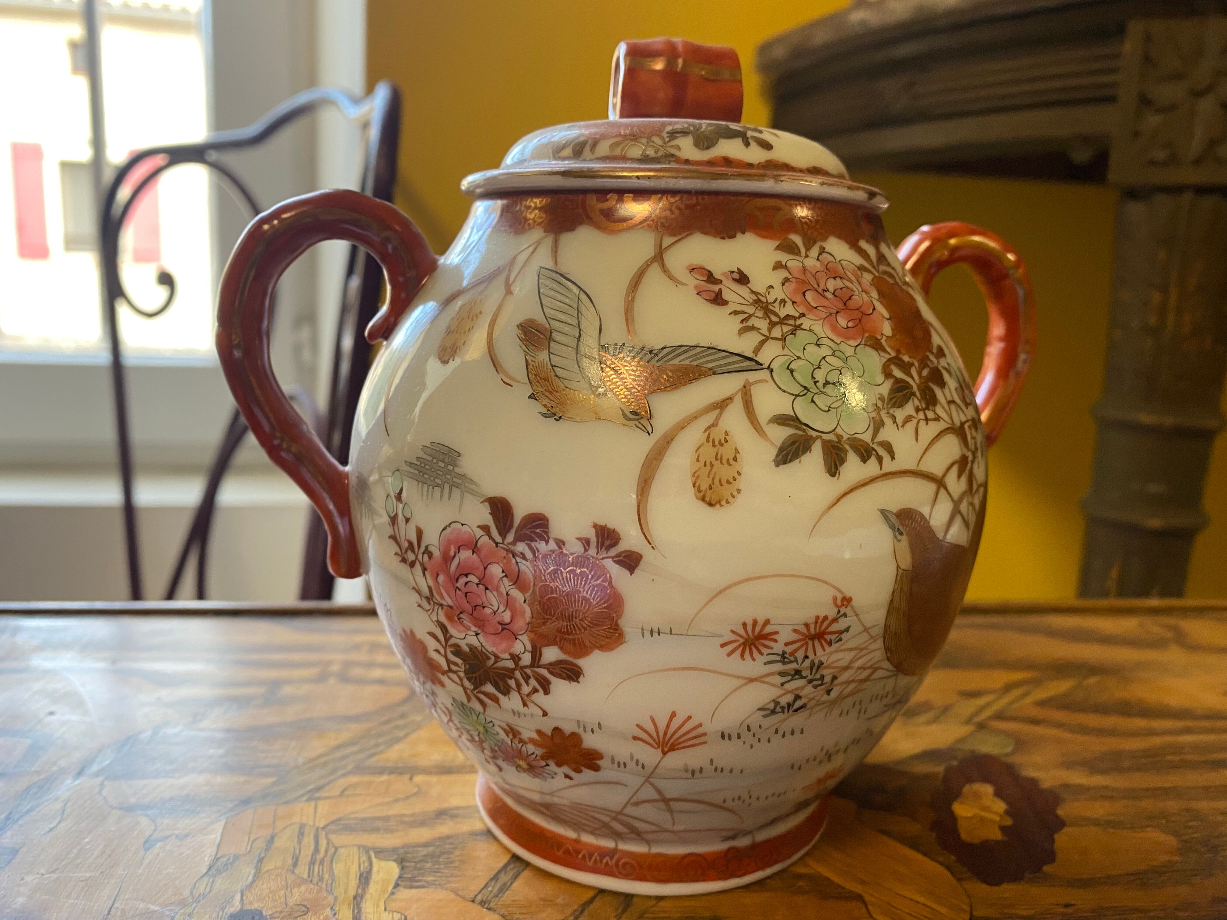 Lot of tea cups and Chinese porcelain pot