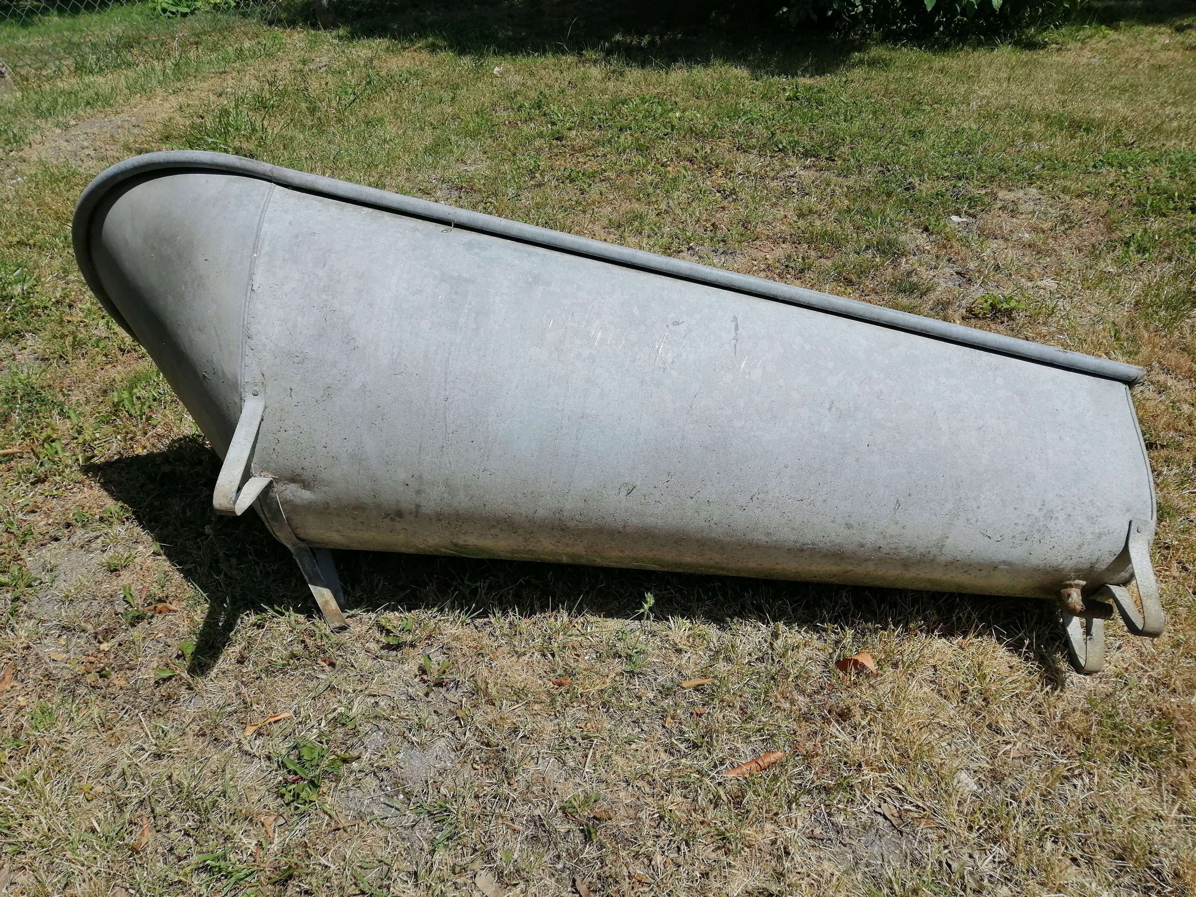 Zinc bathtub