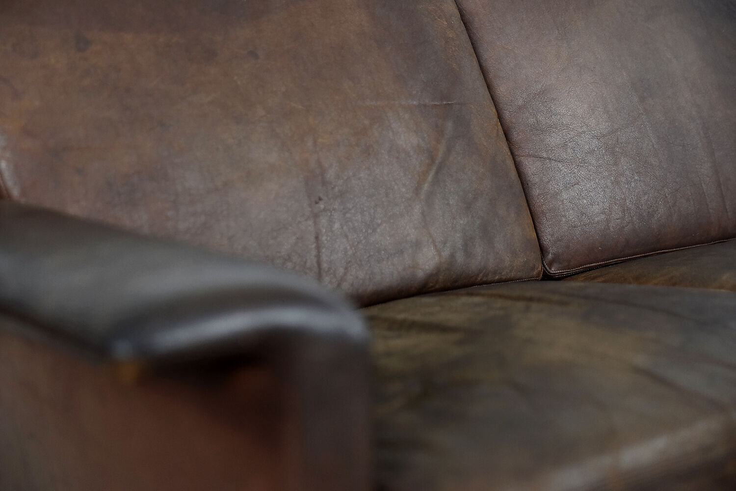 Vintage modern two-seater canapé in brown leather 3330 by Arne Vodder for Fritz Hansen.