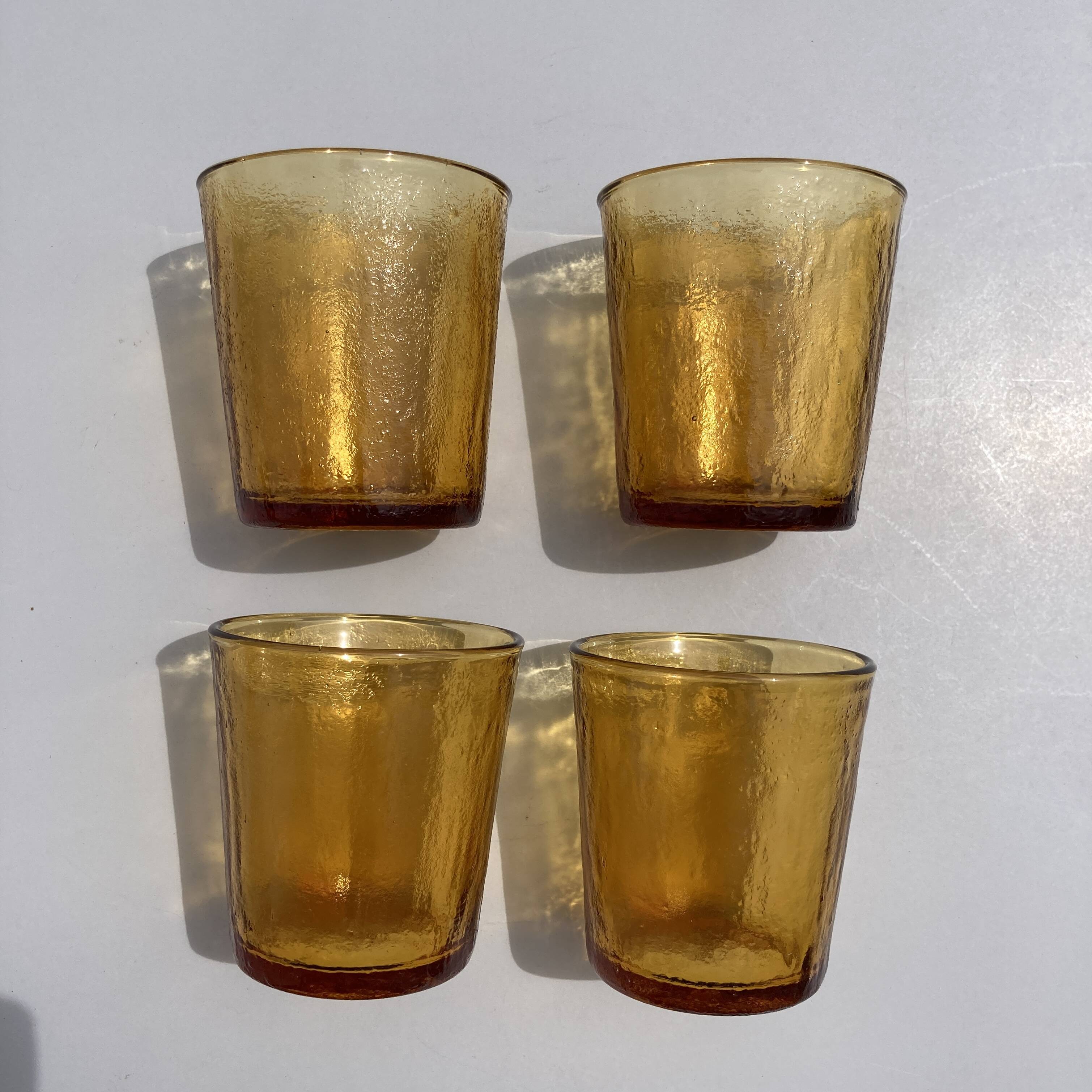 Suite de 4 verres lever ambrés, années 70