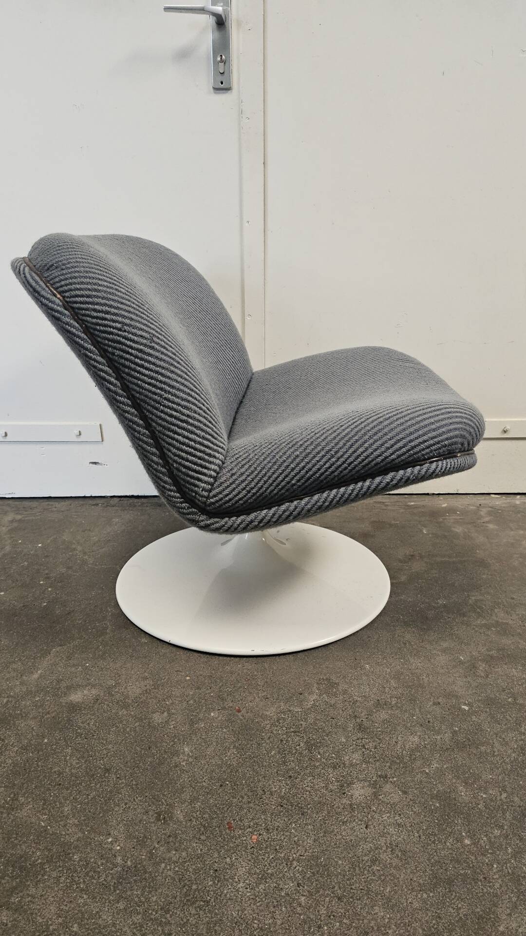 Artifort 508 swivel chair designed by Geoffrey Harcourt
