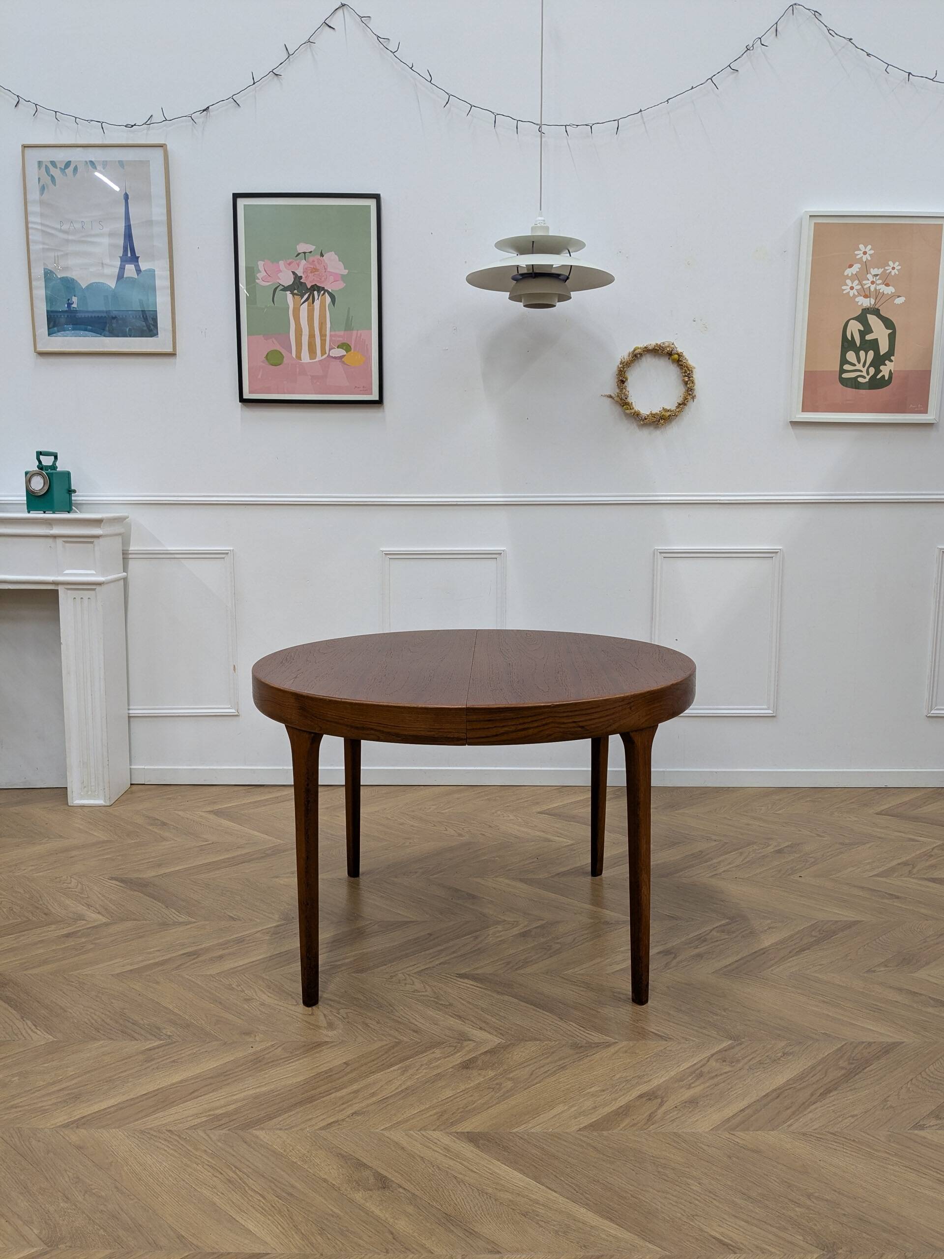 Round Scandinavian table with extensions